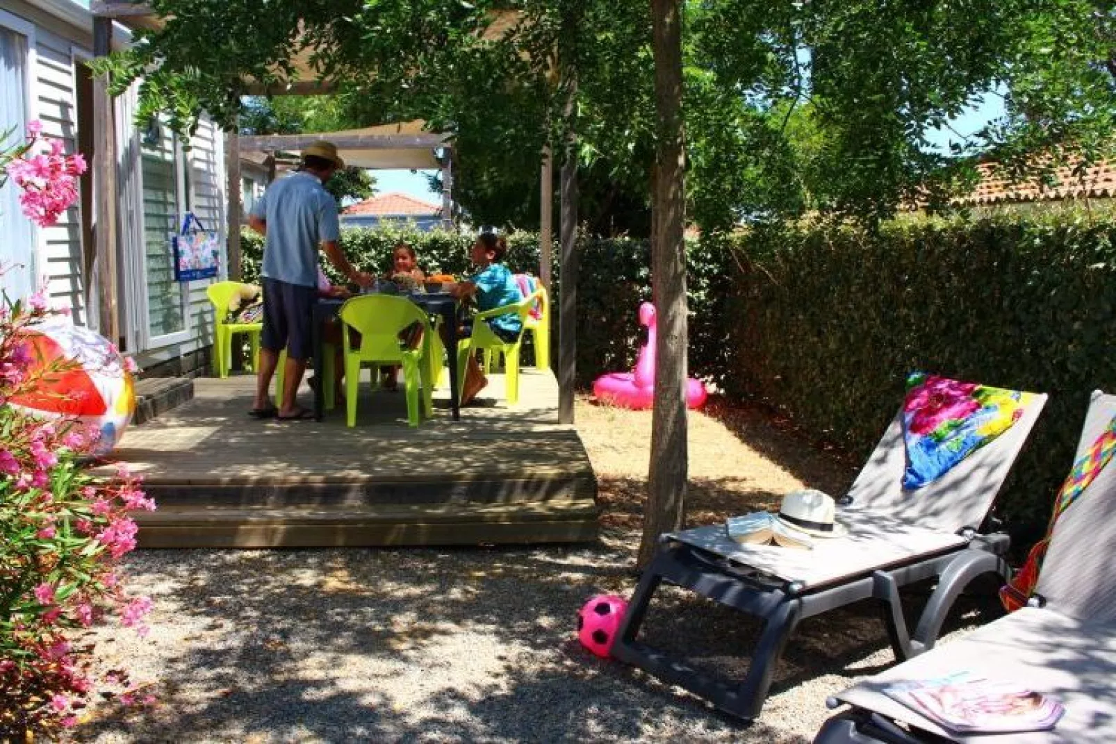 Caravanpark Mas des Lavandes Sérignan Mobilhome Classic-Buitenkant zomer