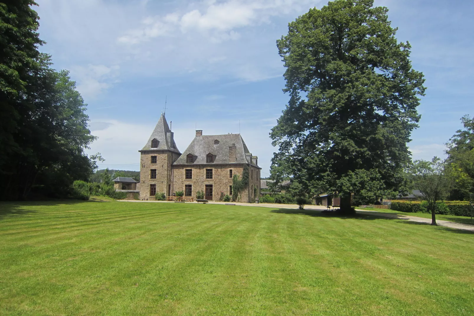 Castel Bodeux-Buitenkant zomer
