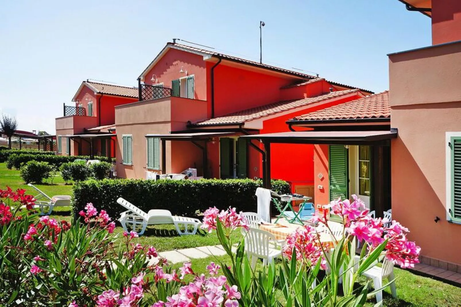 Holiday residence Rosa dei Venti, Vada-Trilo 6-piano terra e 1 piano tramontana (+extras)-Buitenkant zomer