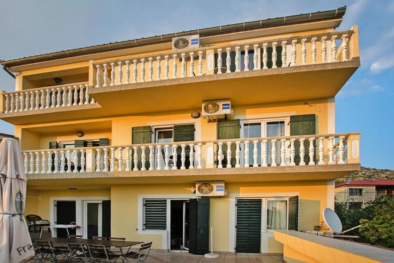 Apartments Grande Vista Starigrad PaklenicaSD62 A-02 - 7 Pers-Buitenkant zomer