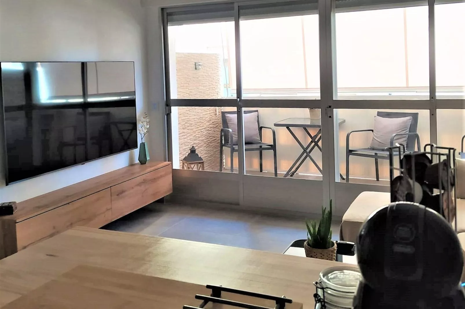 Stylish renovated apartment by Calahonda Beach-Eetkamer