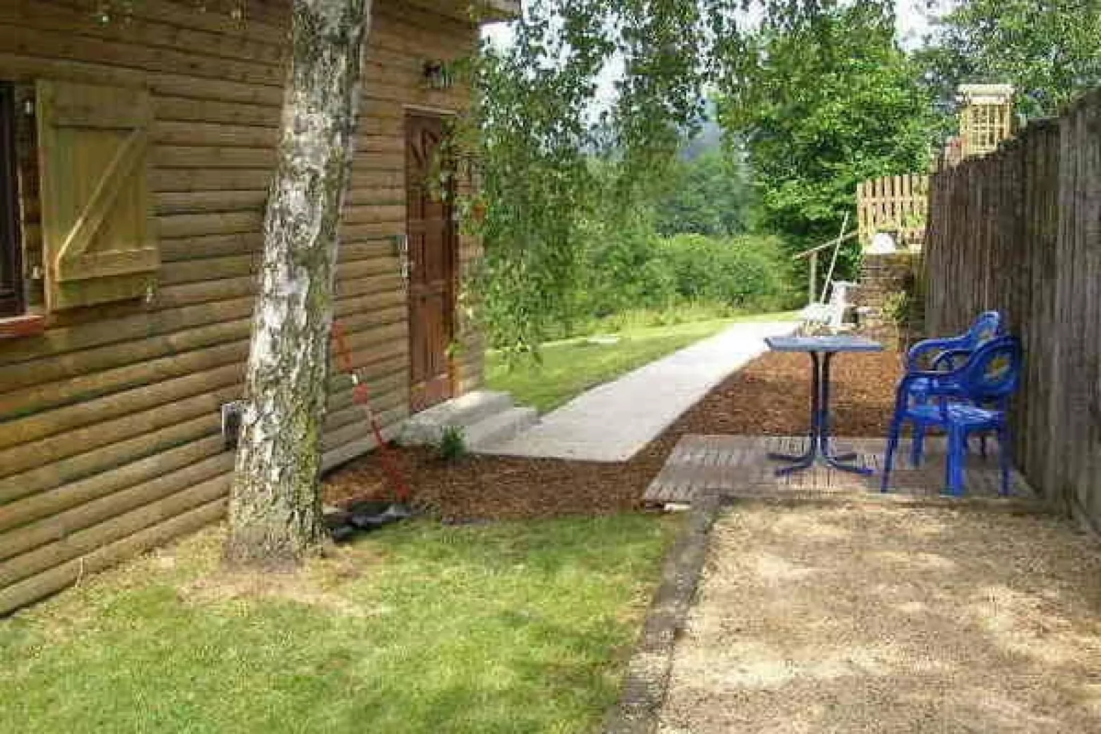 De charme van een houten chalet met een prachtig uitzicht, niet ver van Spa-Buitenkant zomer