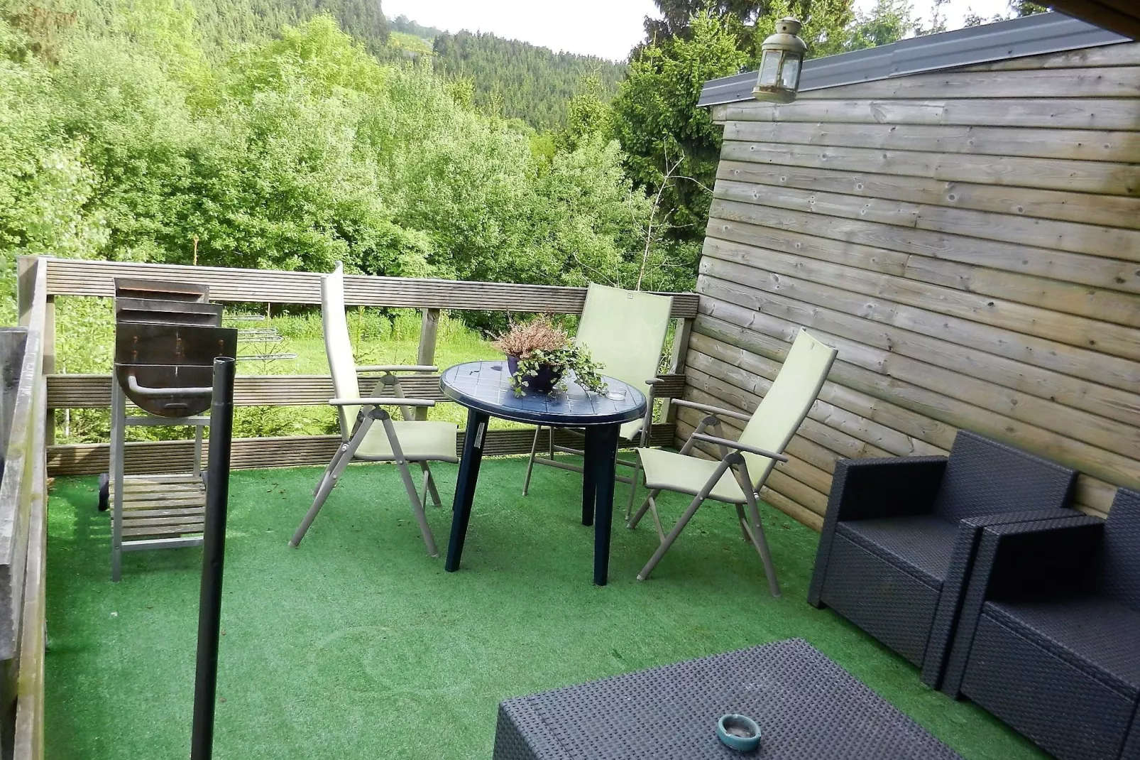 De charme van een houten chalet met een prachtig uitzicht, niet ver van Spa-Terrasbalkon