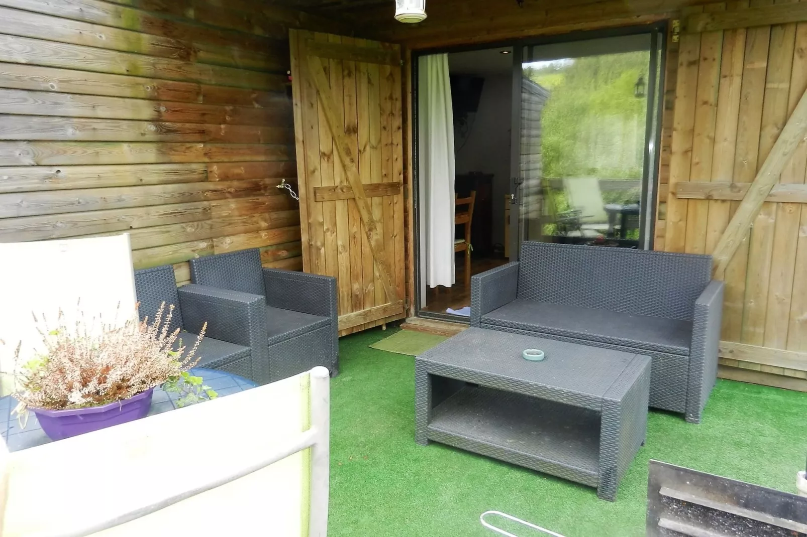 De charme van een houten chalet met een prachtig uitzicht, niet ver van Spa-Terrasbalkon