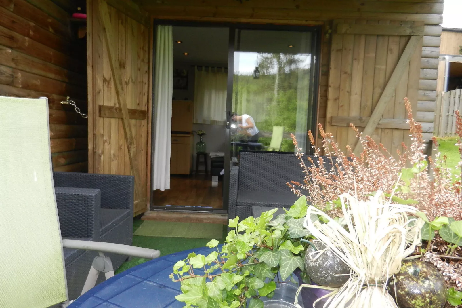 De charme van een houten chalet met een prachtig uitzicht, niet ver van Spa-Terrasbalkon