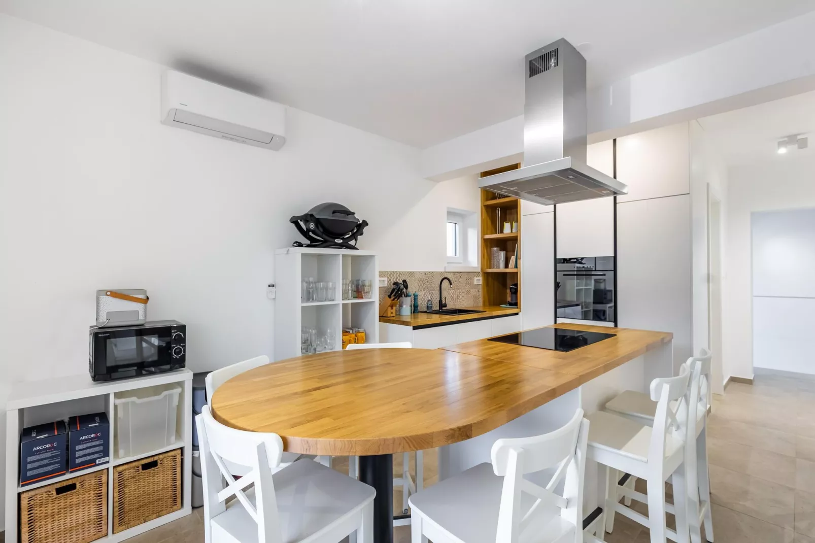 Vakantiehuis in Bilice met zwembad - Eetkamer