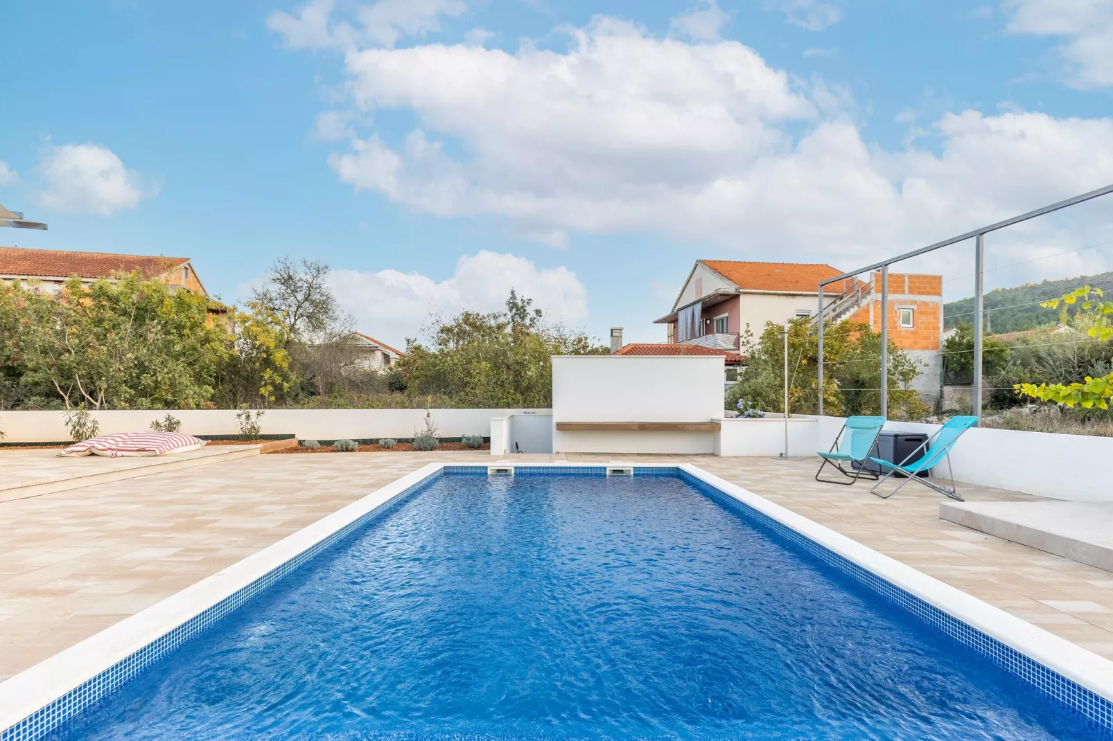 Aangenaam huis in Bilice, verwarmd privé-zwembad-Zwembad