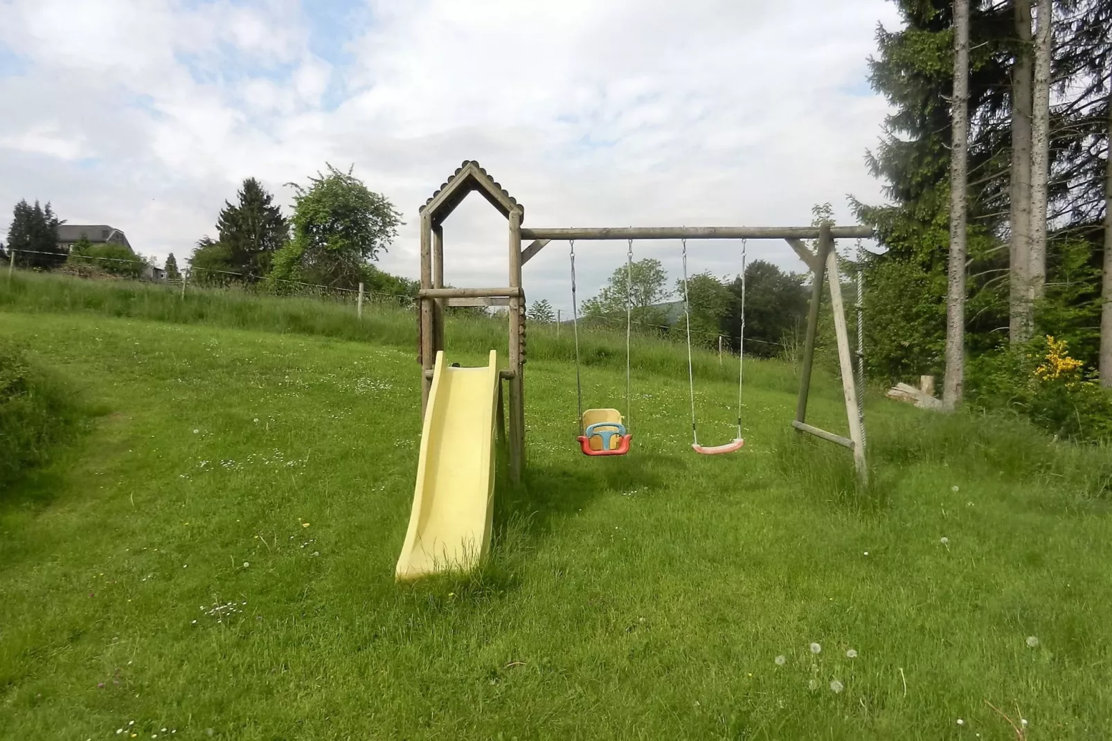De charme van een houten chalet met een prachtig uitzicht, niet ver van Spa-Tuinen zomer