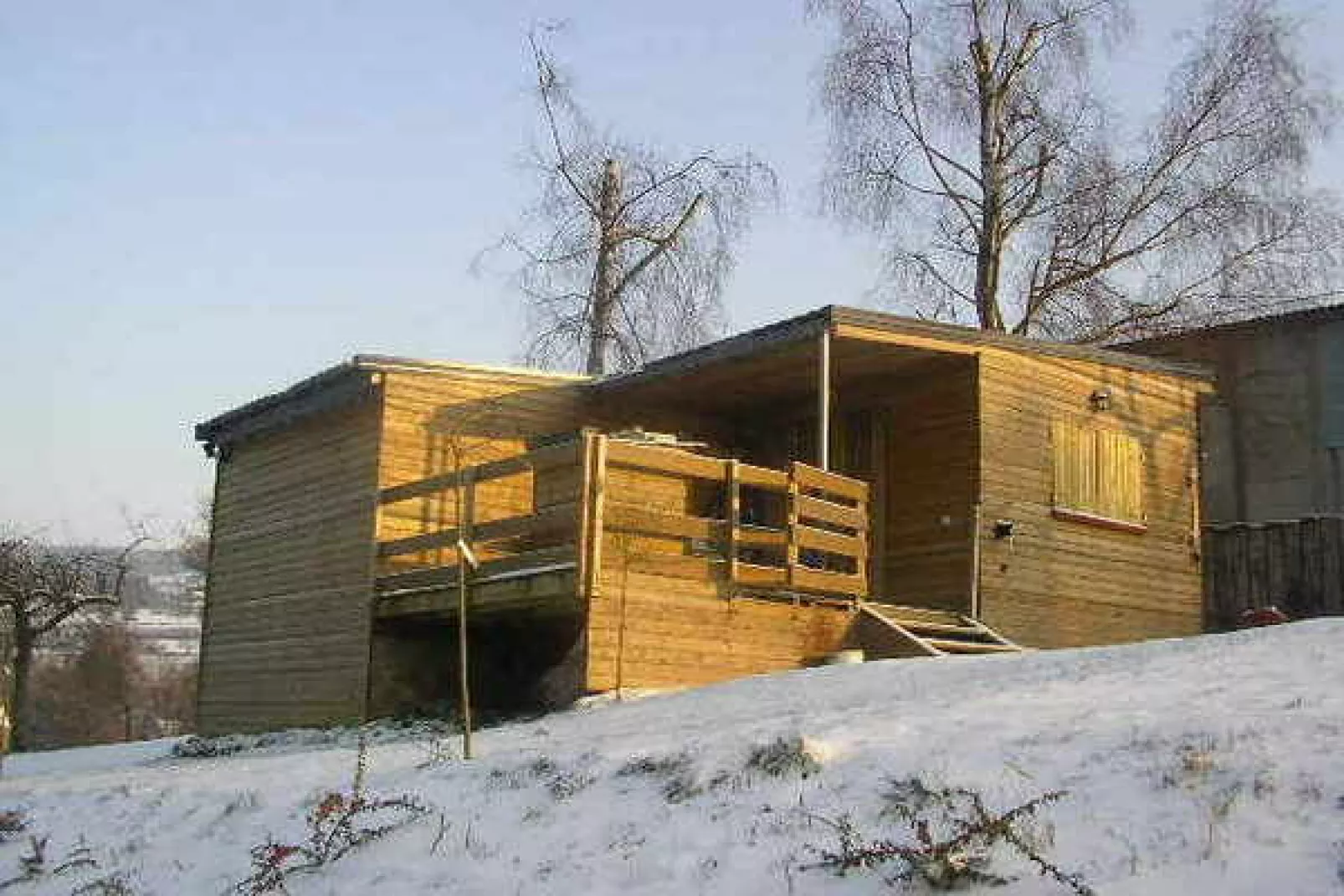 De charme van een houten chalet met een prachtig uitzicht, niet ver van Spa-Exterieur winter