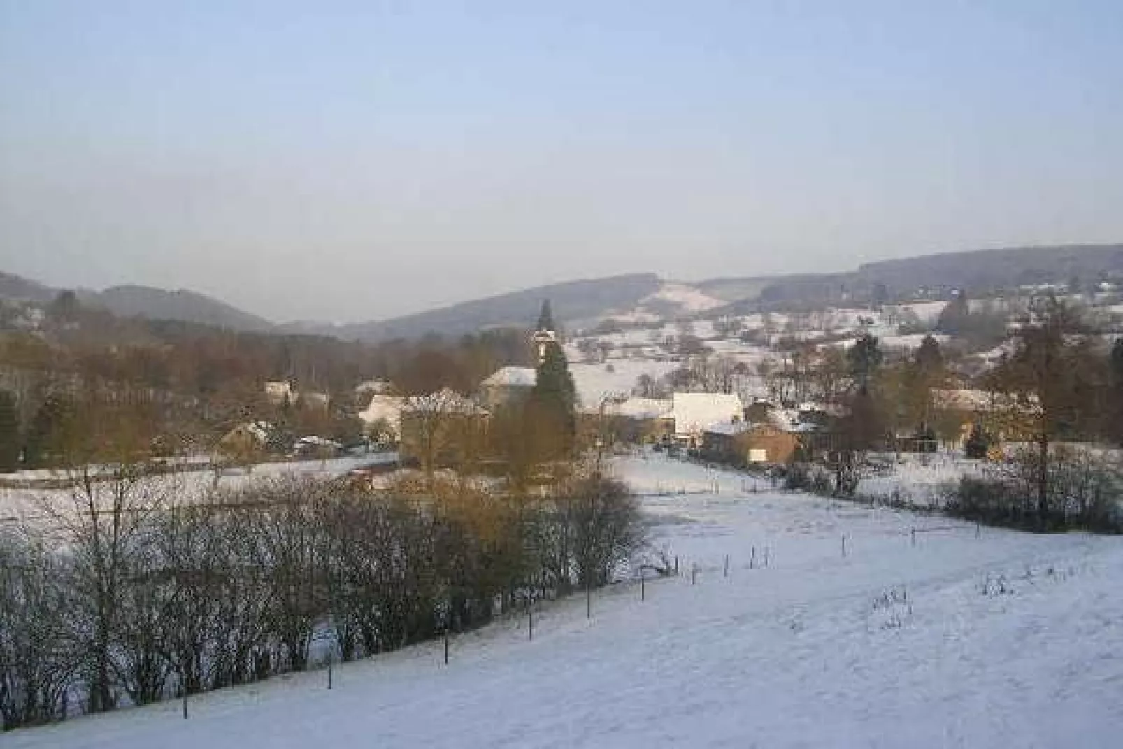 De charme van een houten chalet met een prachtig uitzicht, niet ver van Spa-Uitzicht winter
