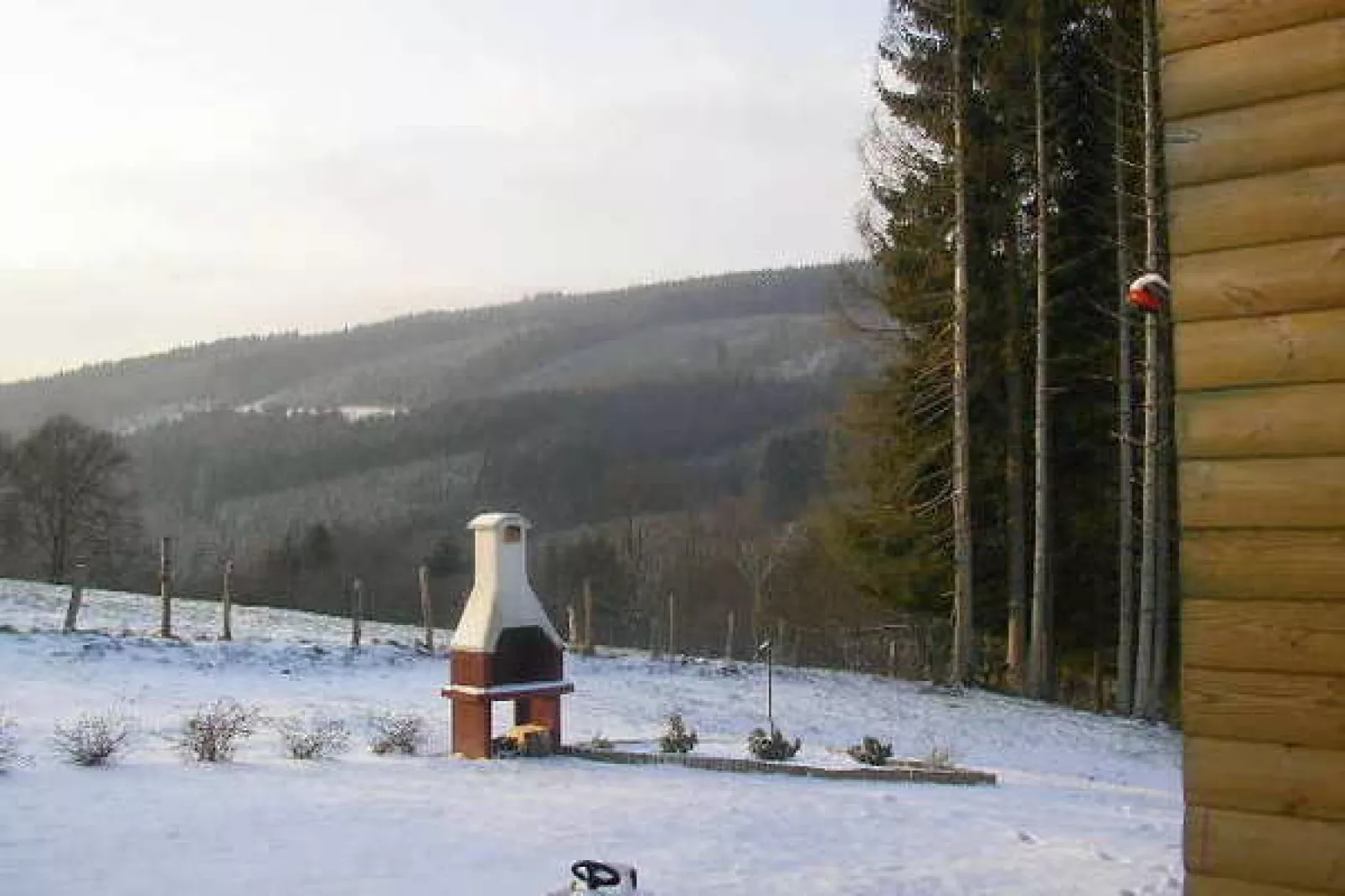 De charme van een houten chalet met een prachtig uitzicht, niet ver van Spa-Tuin winter