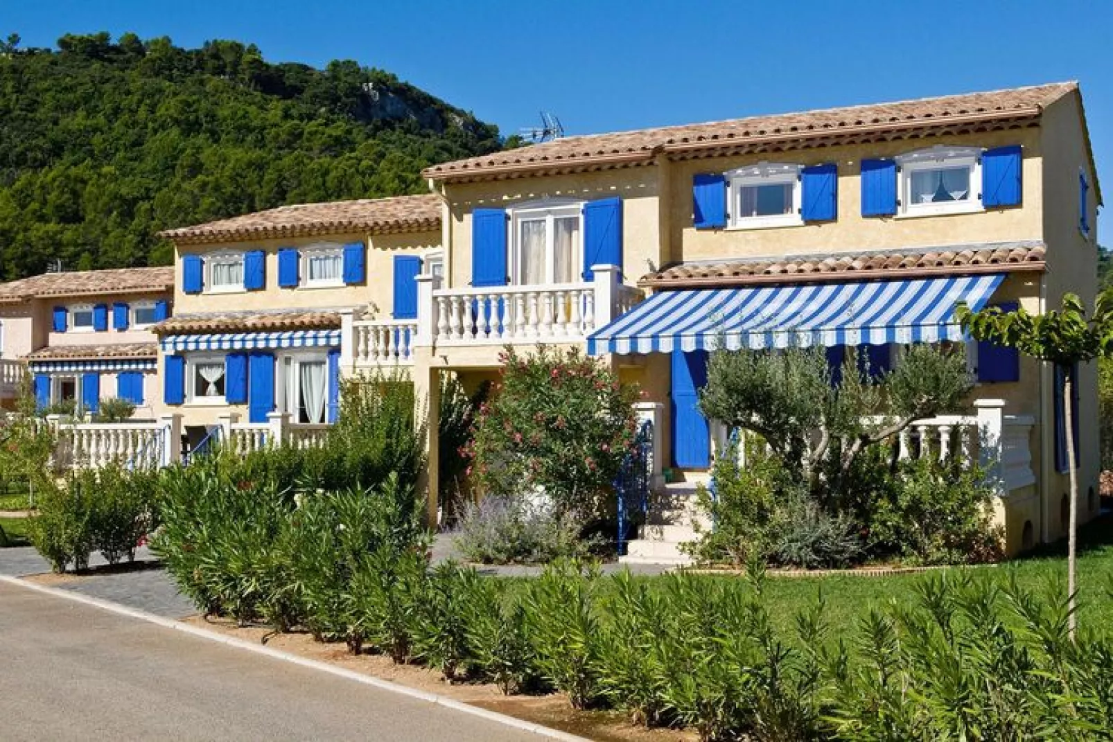 Residence Le Clos des Oliviers Vidauban // Maison 3 chambres 6 pers prestige villa-Buitenkant zomer