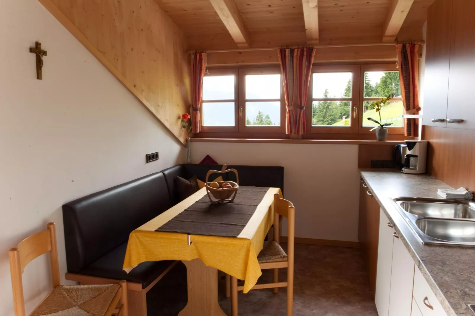 Niedermunthof Villnöß - Wohnung Sass Rigais-Eetkamer