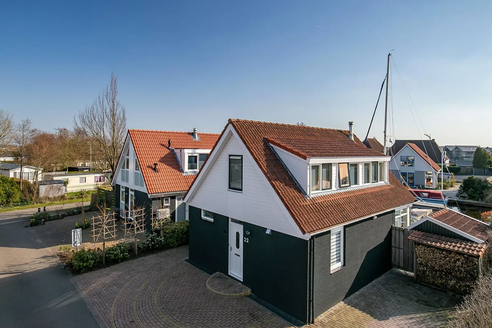 Vakantiehuis aan het water-Buitenkant zomer