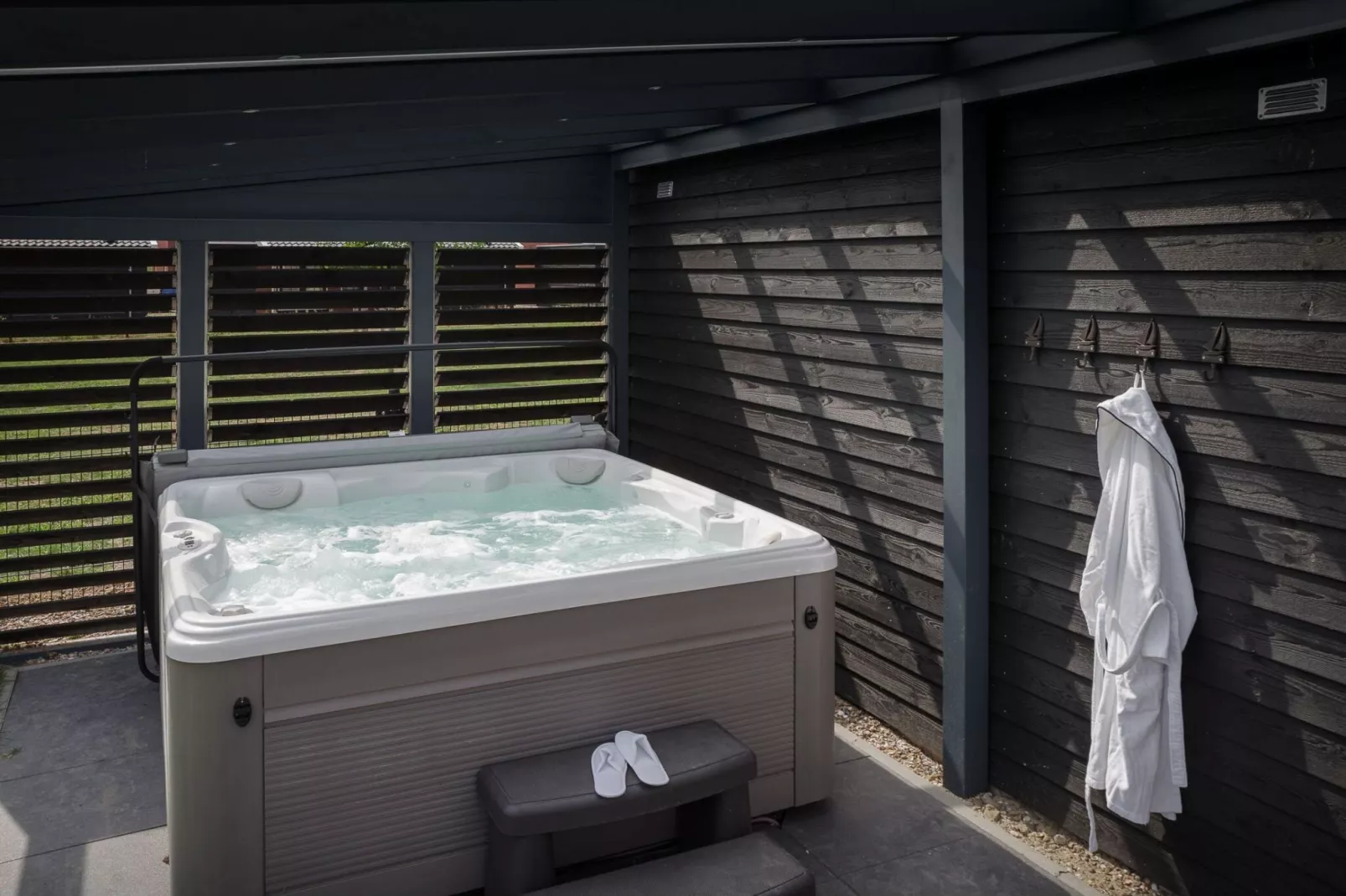 Charming Beveland met jacuzzi en buitensauna-Wellness