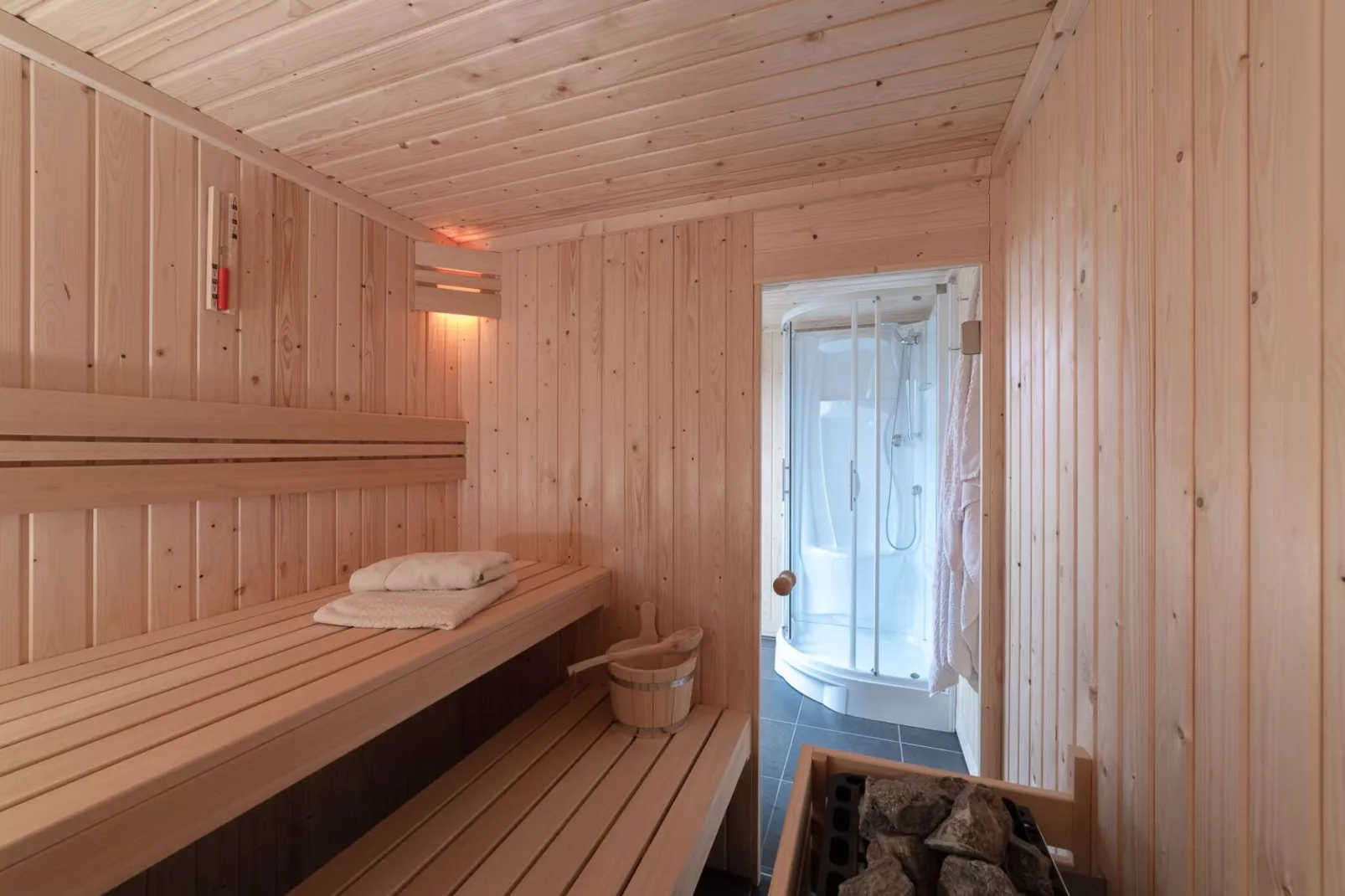 Charming Beveland met jacuzzi en buitensauna-Wellness