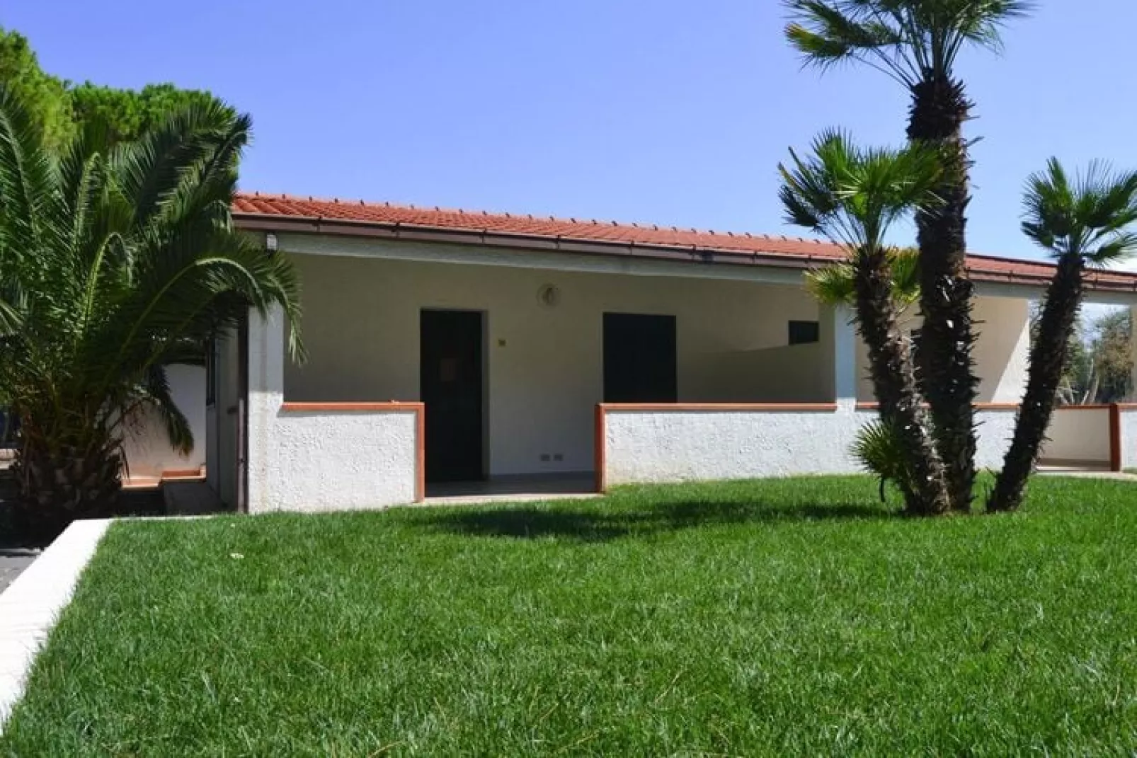 Holiday resort Villaggio Lido del Mare Rodi Garganico- Row bungalows Bilo 4-Buitenkant zomer