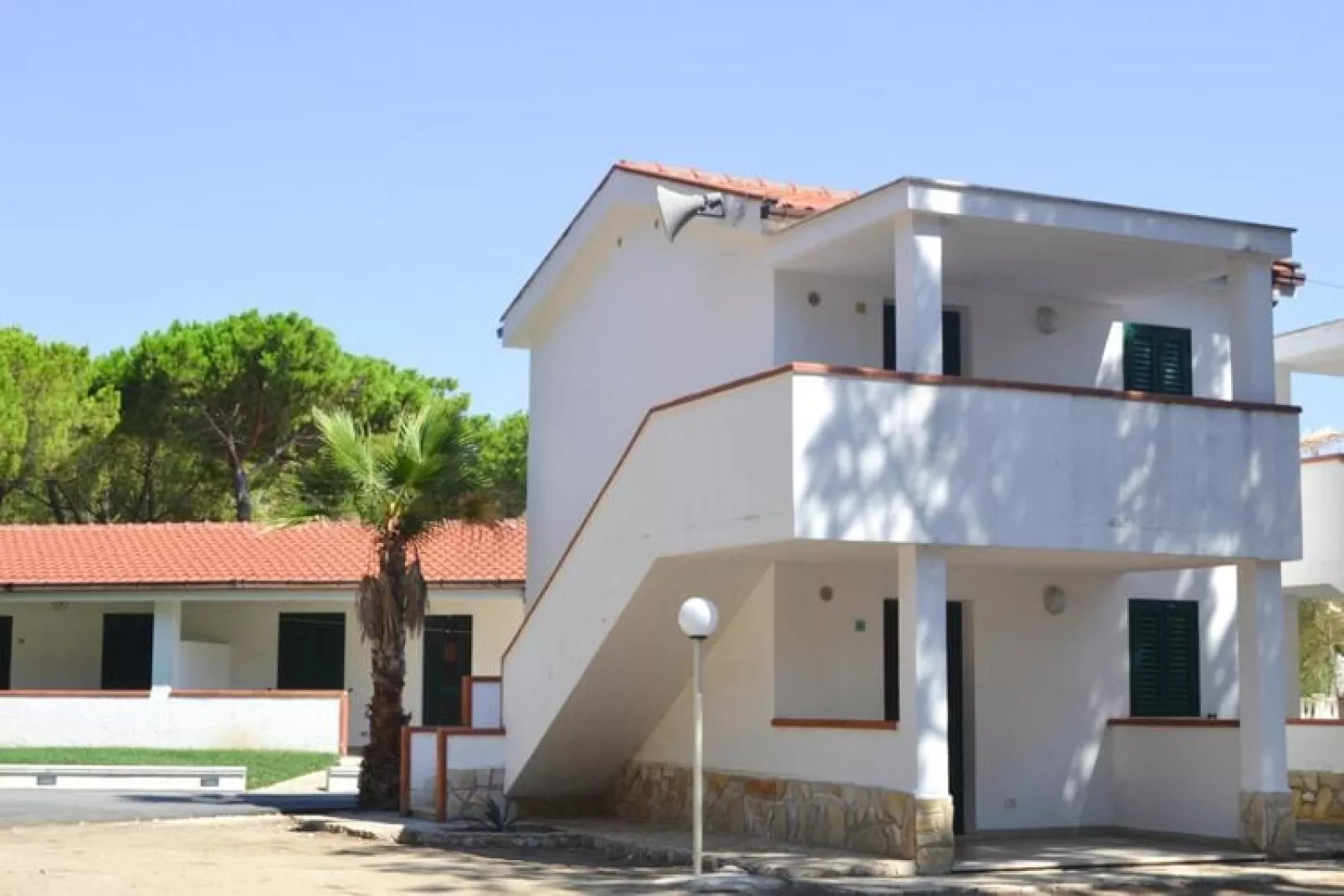 Holiday resort Villaggio Lido del Mare Rodi Garganico- Row bungalows Bilo 4-Buitenkant zomer