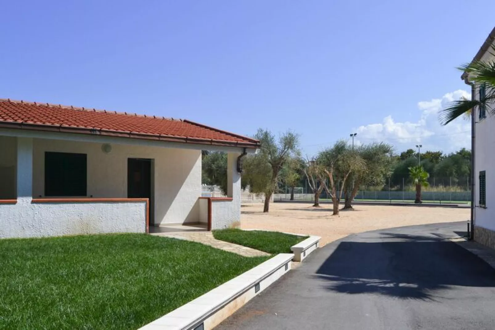 Holiday resort Villaggio Lido del Mare Rodi Garganico- Row bungalows Bilo 4-Buitenkant zomer