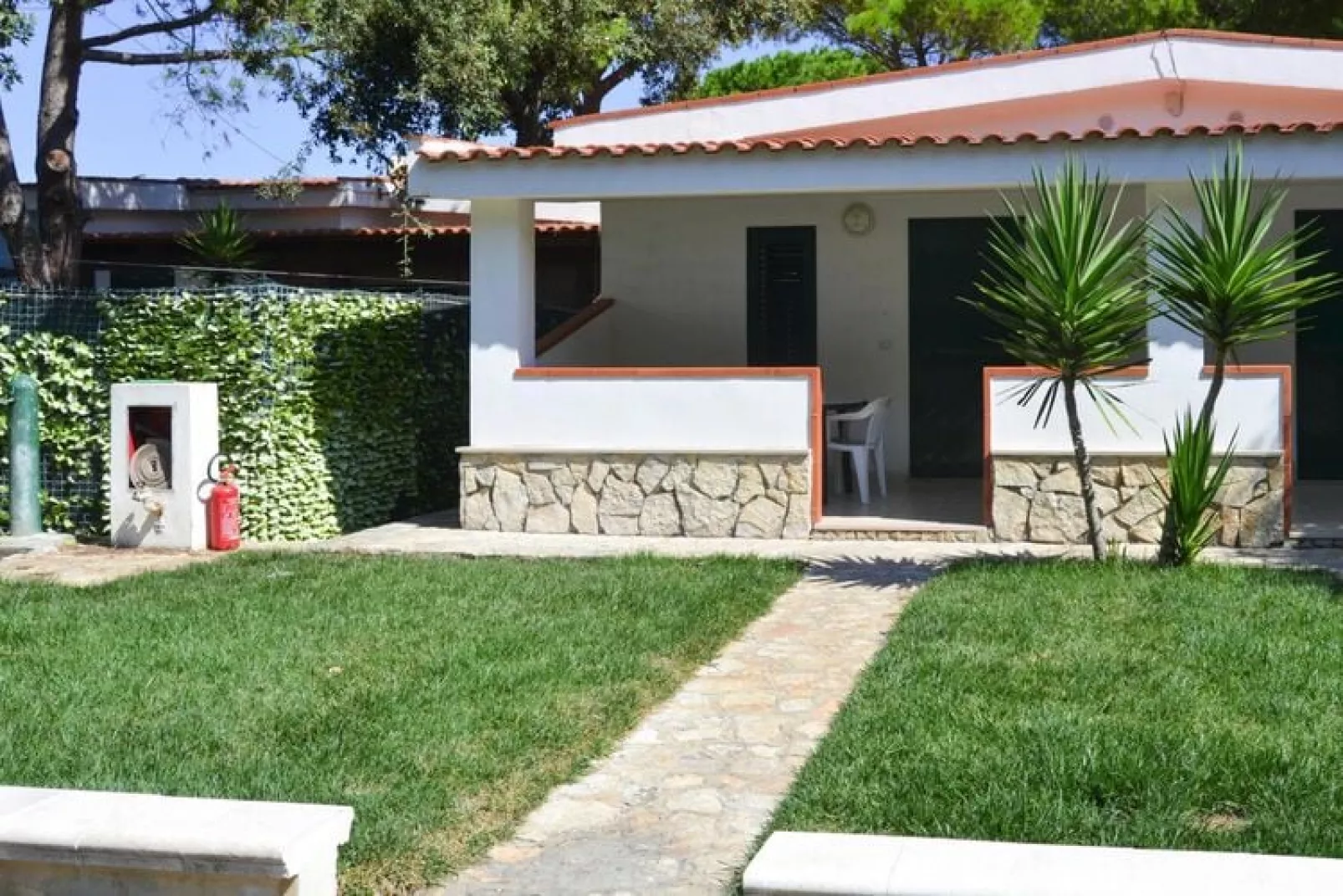 Holiday resort Villaggio Lido del Mare Rodi Garganico- Row bungalows Bilo 4-Buitenkant zomer