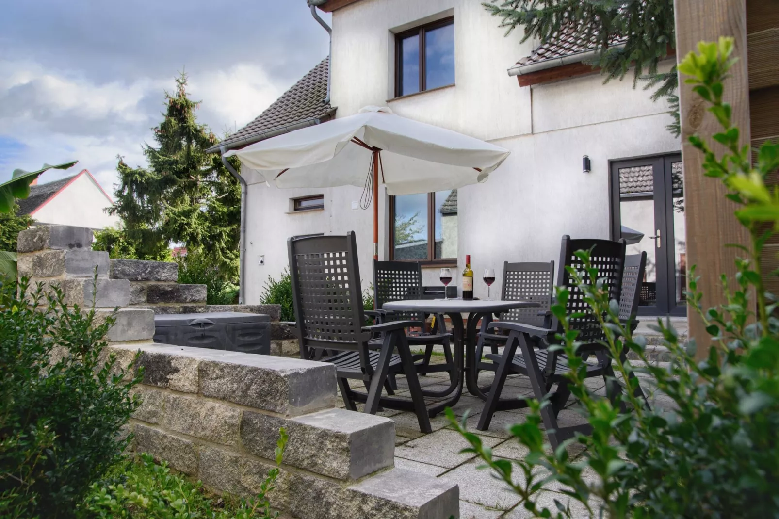 Schöne Ferienwohnung mit Terrasse-Buitenkant zomer