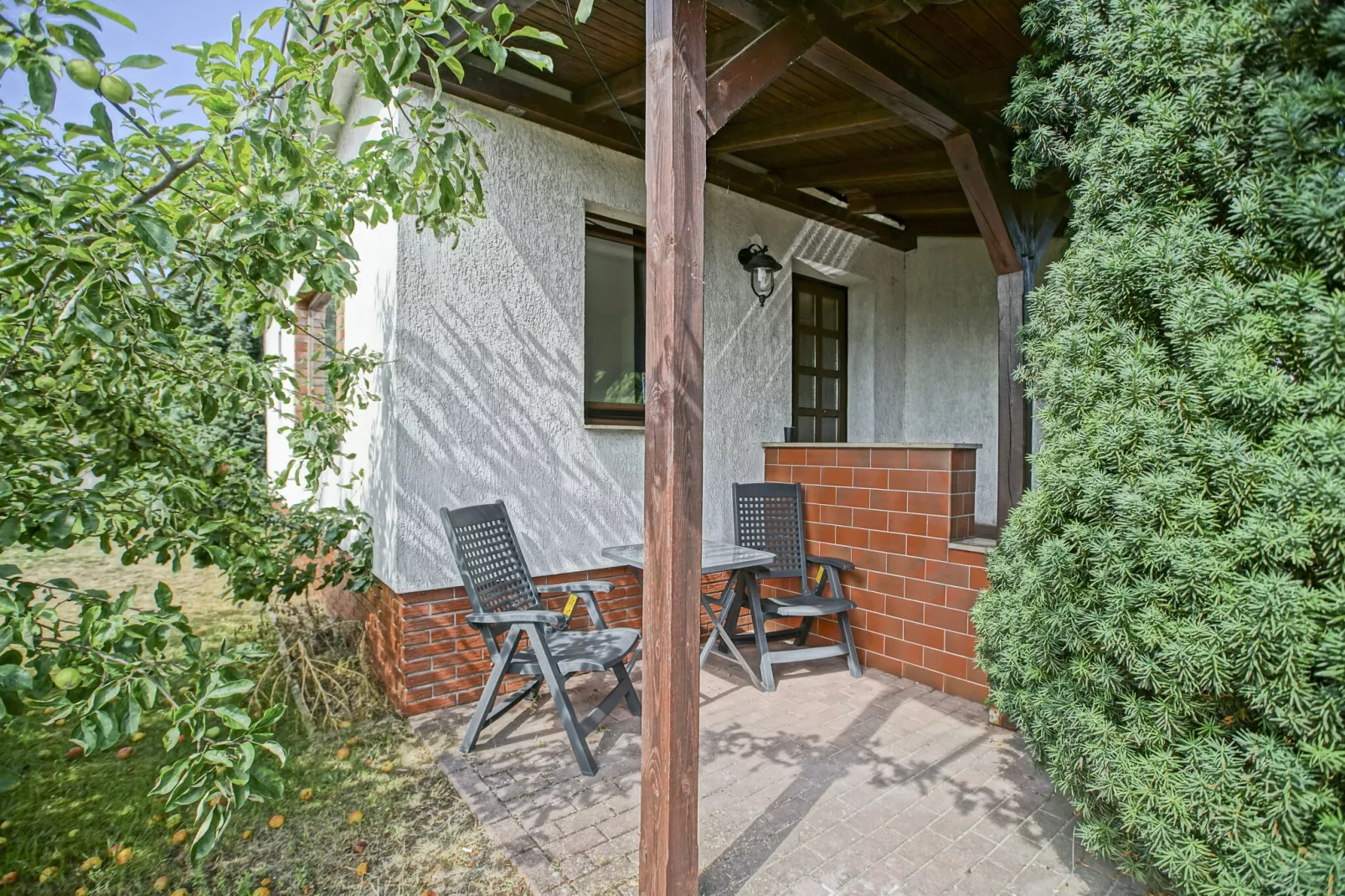 Schöne Ferienwohnung mit Terrasse-Buitenkant zomer