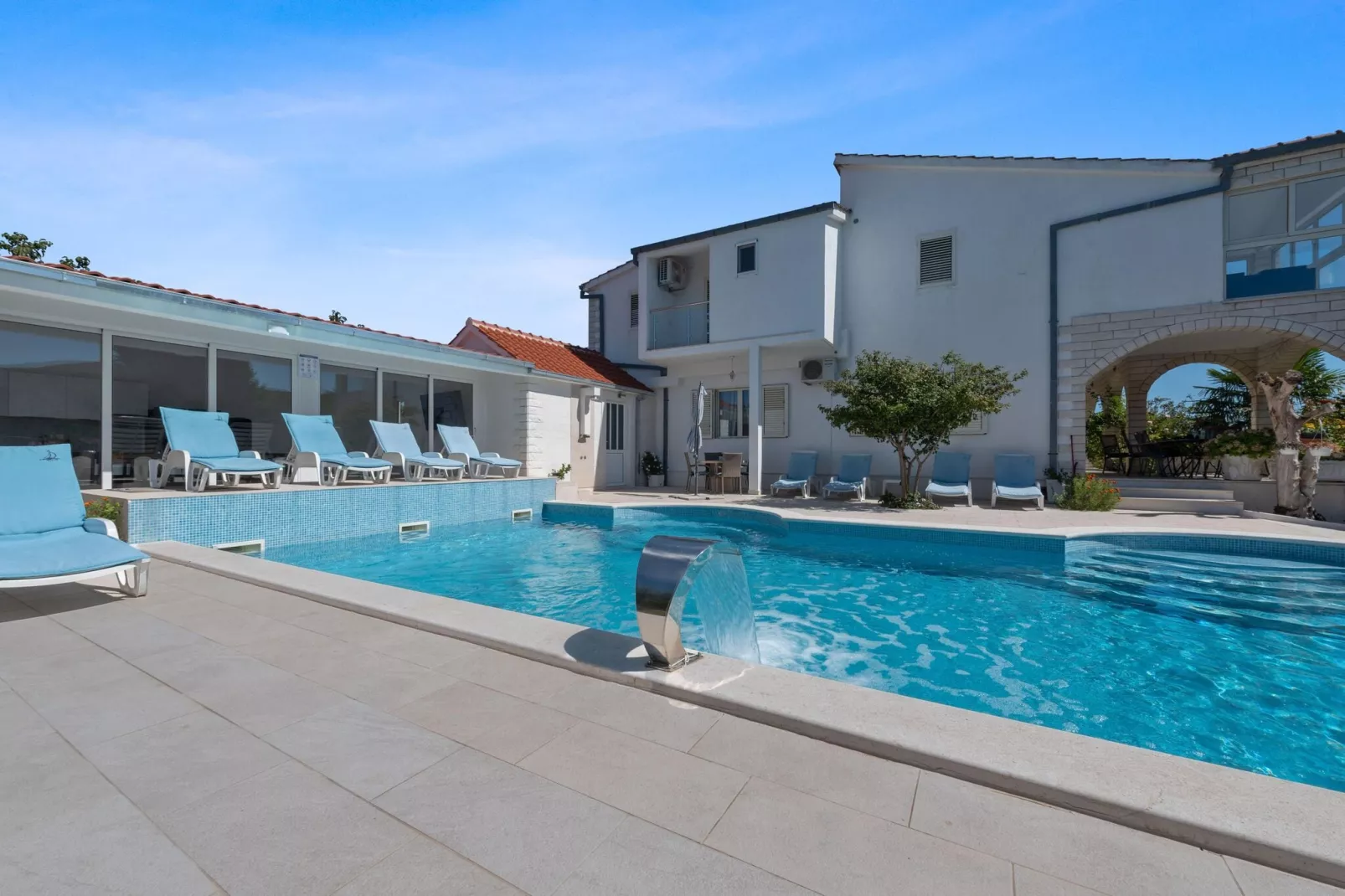 Villa Almas holiday house-Buitenkant zomer