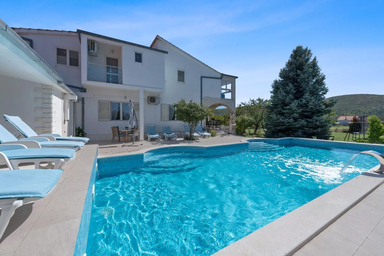 Villa Almas holiday house-Buitenkant zomer