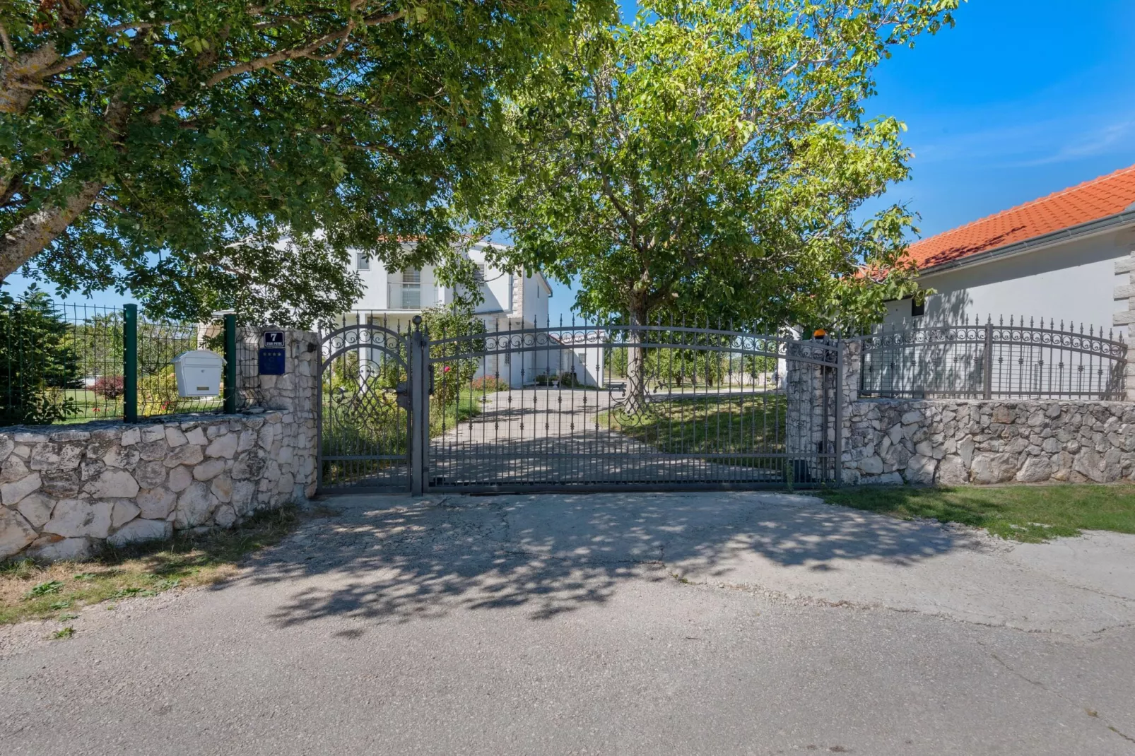 Villa Almas holiday house-Buitenkant zomer