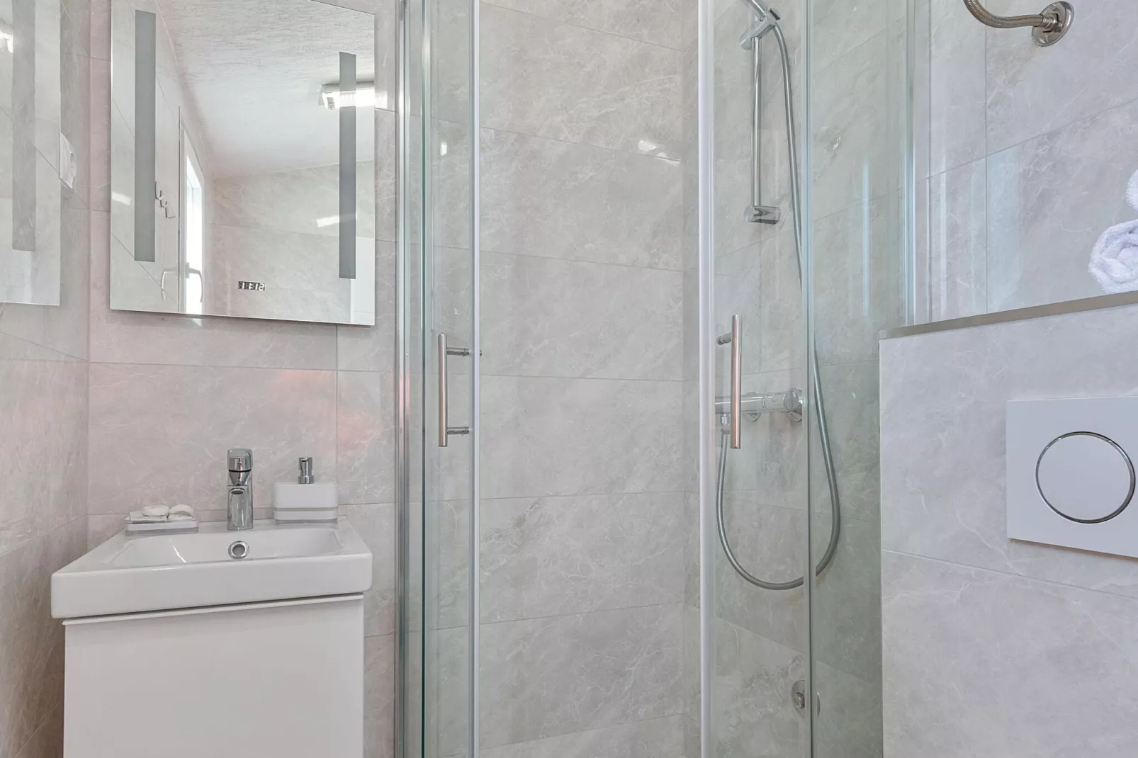 Villa Almas holiday house-Badkamer