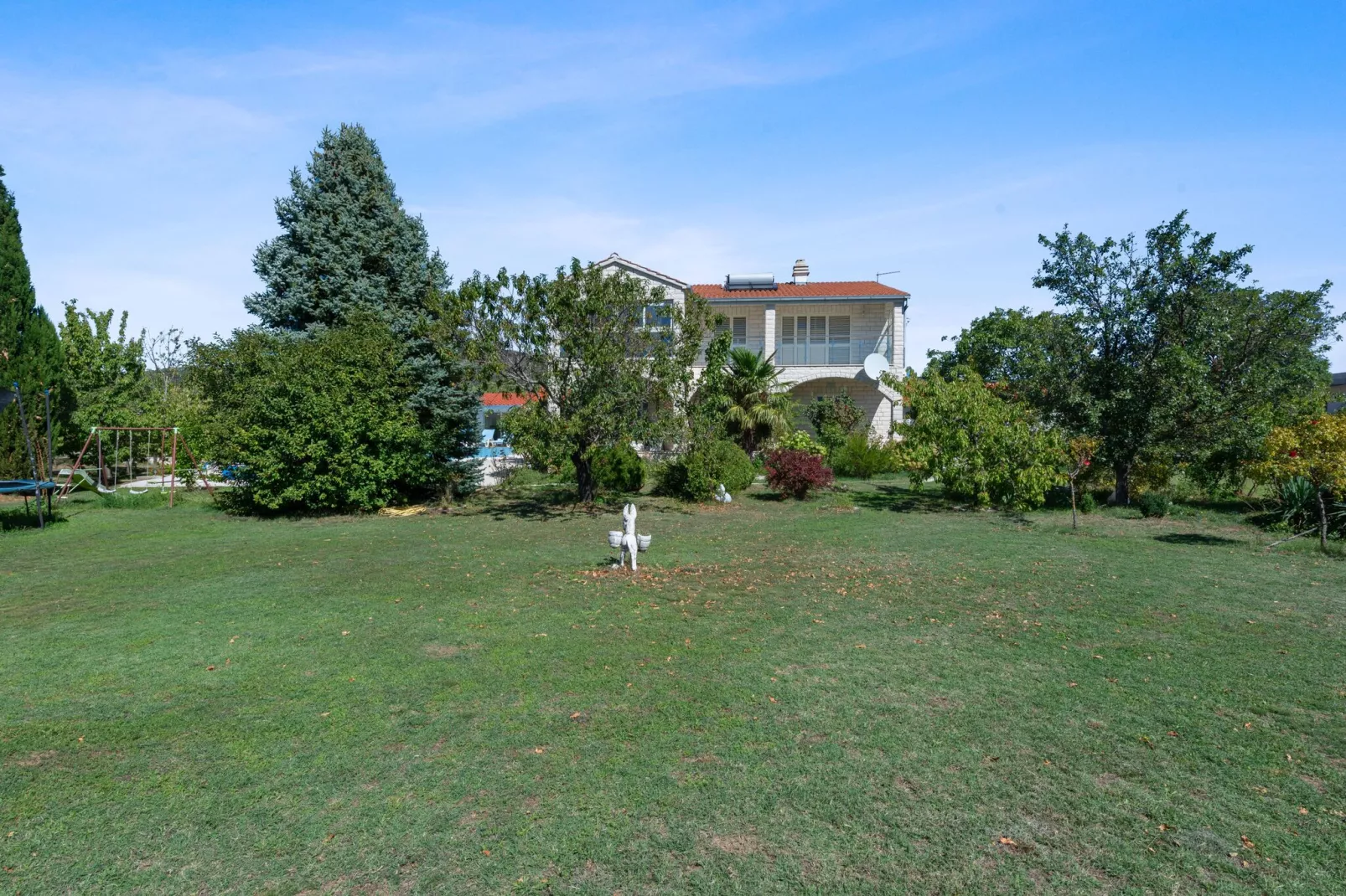 Villa Almas holiday house-Buitenkant zomer
