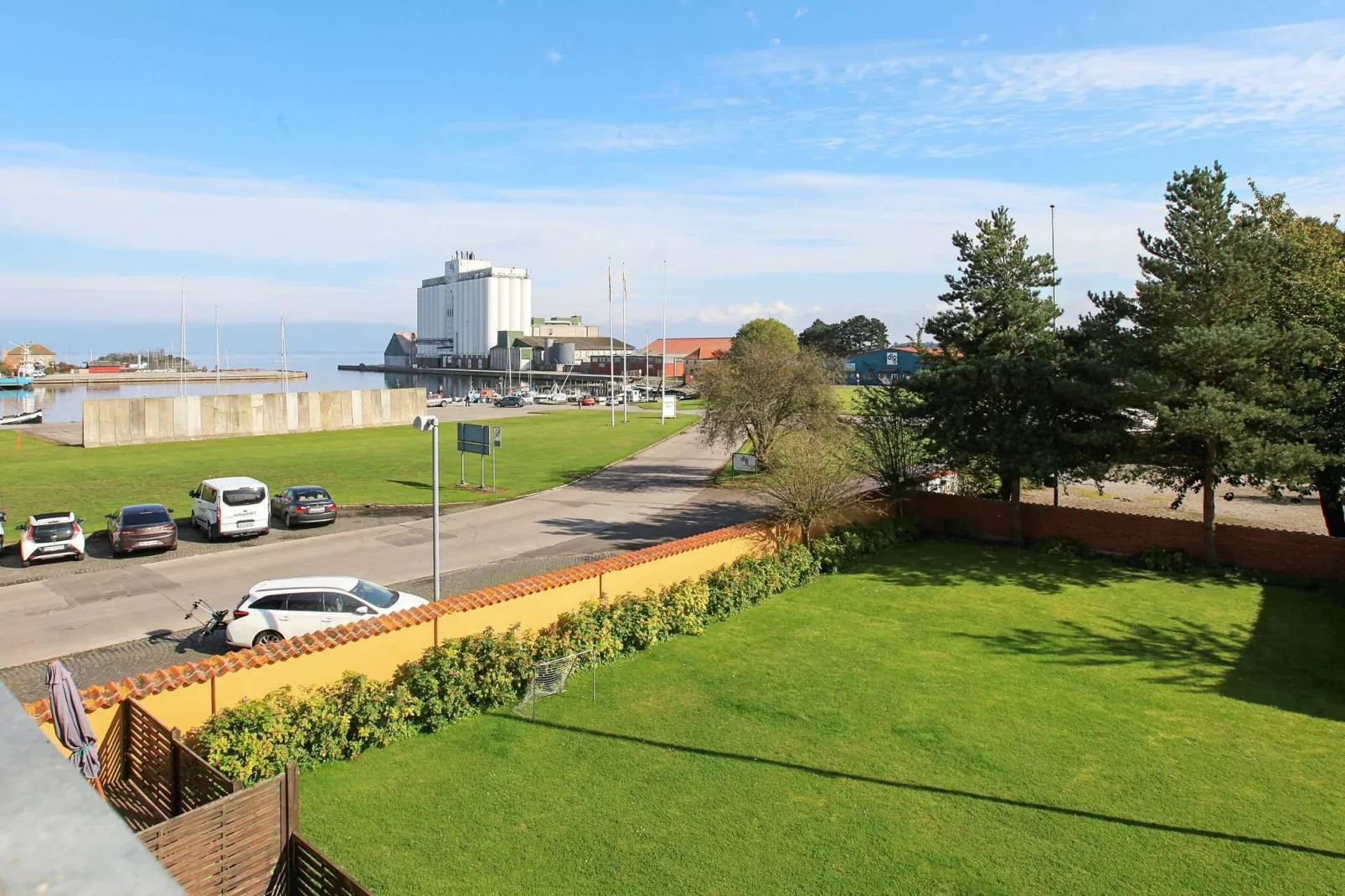 Prettig appartement in Bandholm met een terras