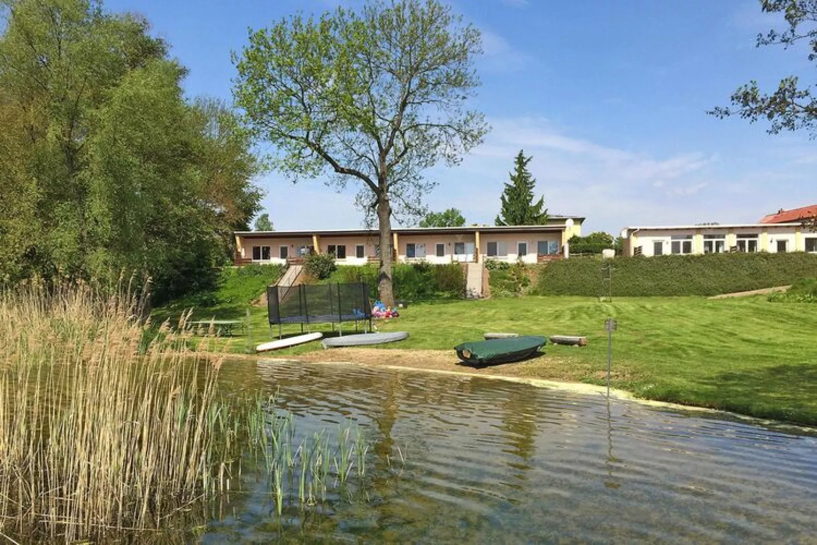 Feriendorf Warnabi am Groß Labenzer See / Bungalow 4 Personen-Buitenkant zomer