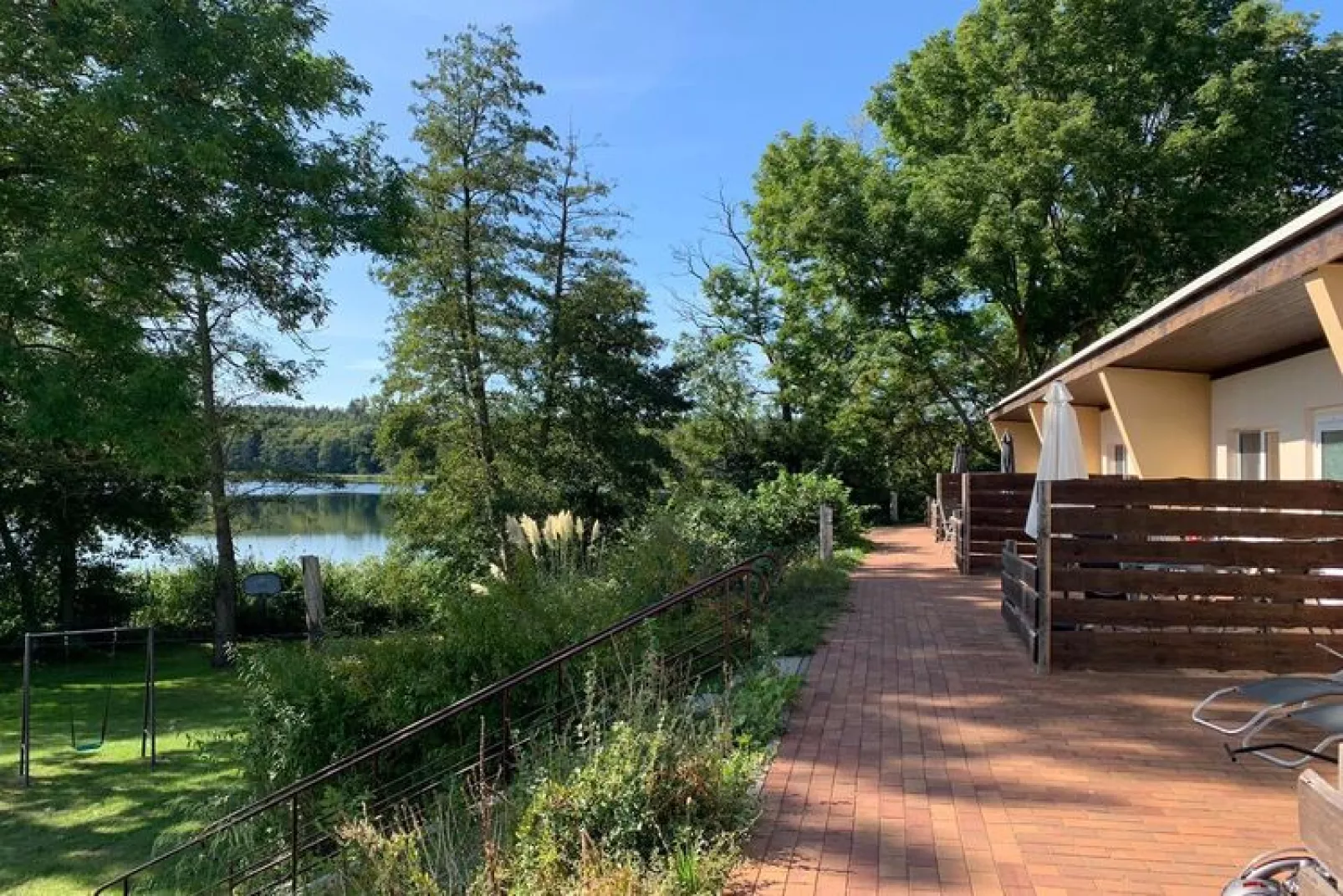 Feriendorf Warnabi am Groß Labenzer See / Bungalow 4 Personen-Buitenkant zomer