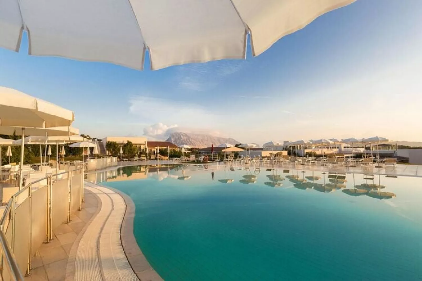 Holiday resort Grande Baia Resort, San Teodoro-Trilocale con terrazza o balcone-Zwembad