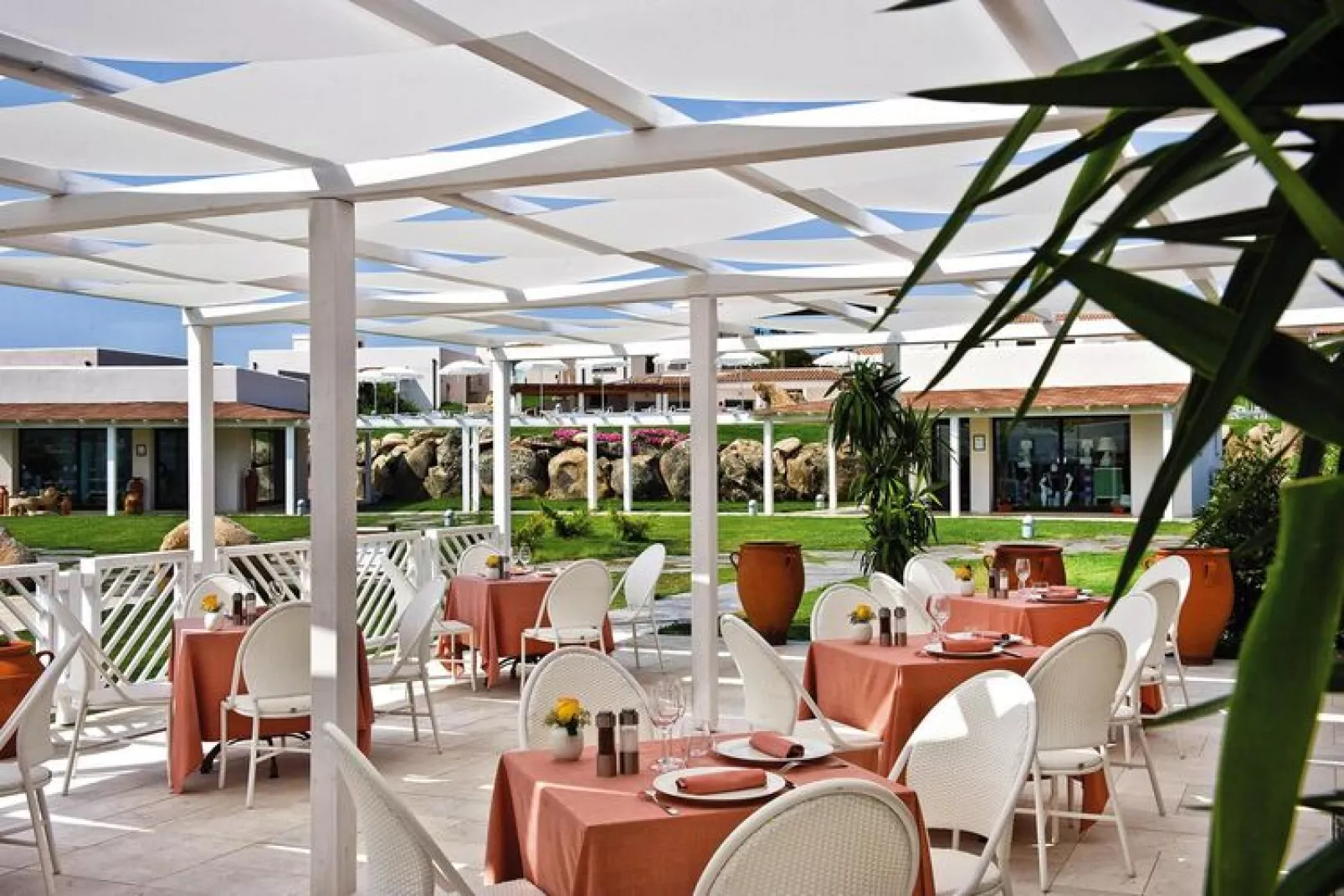 Holiday resort Grande Baia Resort, San Teodoro-Trilocale con terrazza o balcone-Eetkamer