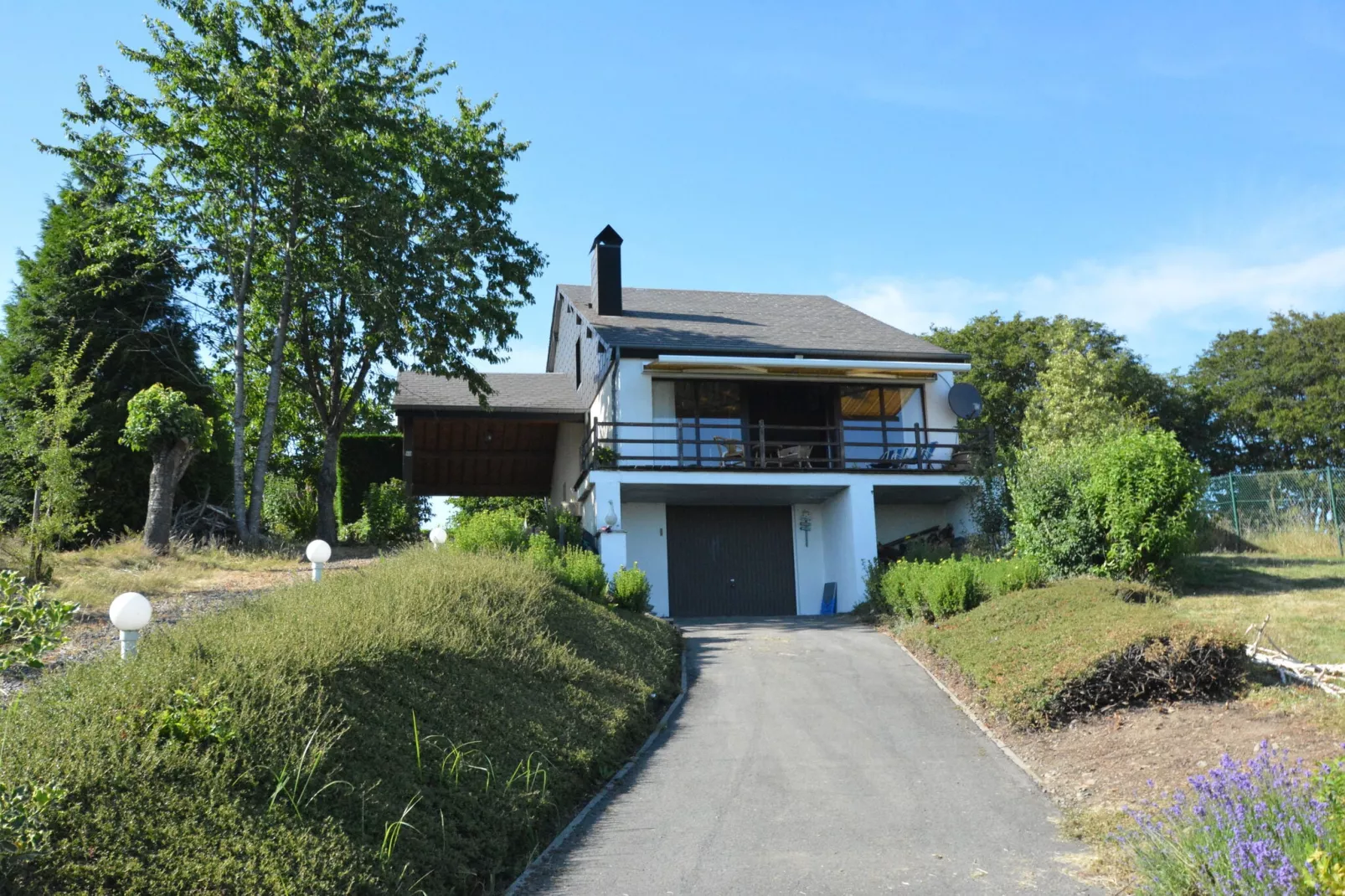 Ruim huis met prachtig terras en prachtig uitzicht, op de hoogten van de Maas