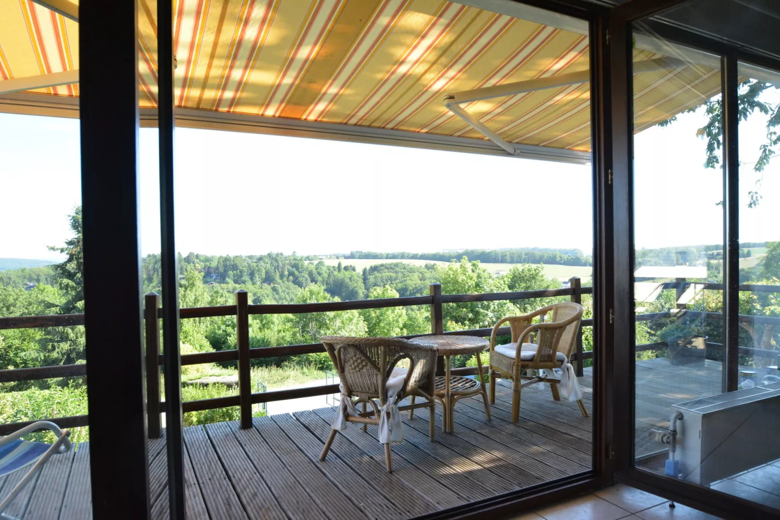 Ruim huis met prachtig terras en prachtig uitzicht, op de hoogten van de Maas-Terrasbalkon