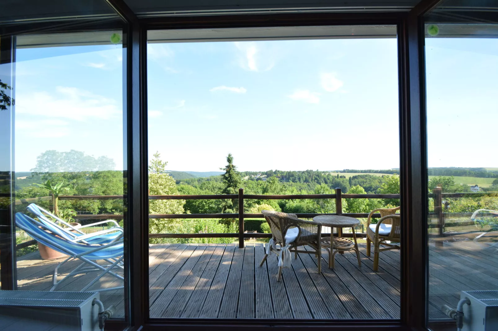 Ruim huis met prachtig terras en prachtig uitzicht, op de hoogten van de Maas-Terrasbalkon