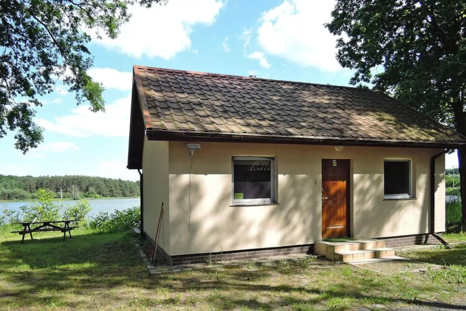 Holiday complex in Jezierzyce by Szczecin at the lake 30 qm for 4 persons Typ C Zolty-Buitenkant zomer