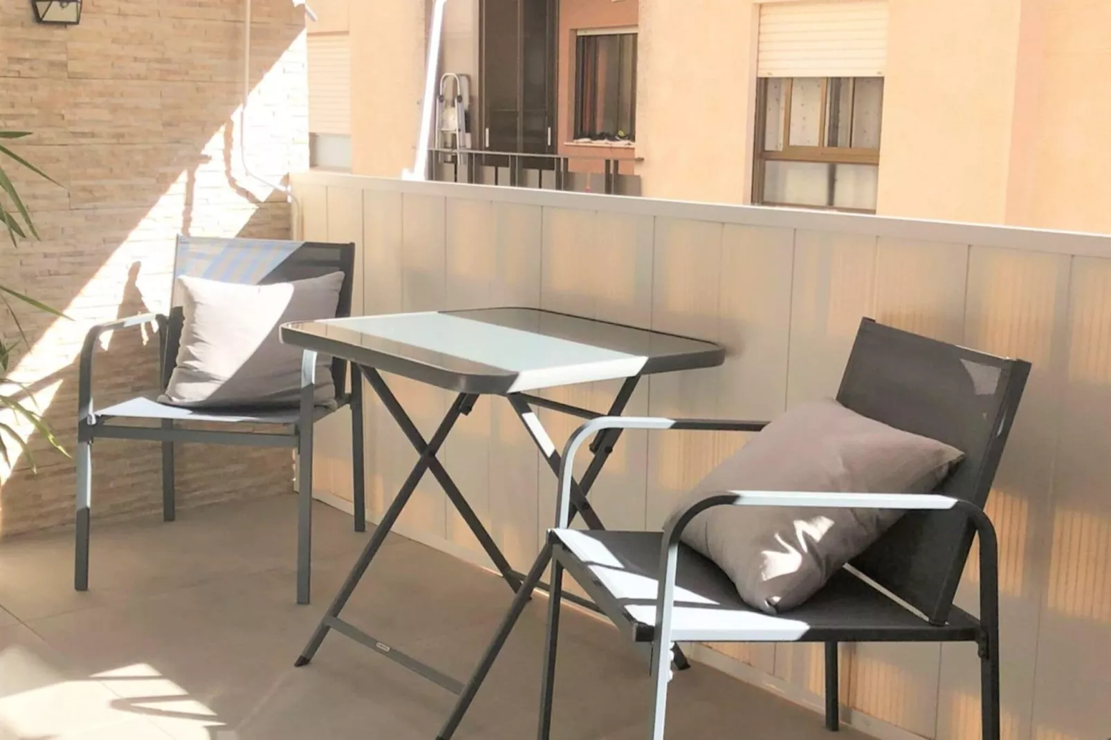 Stylish renovated apartment by Calahonda Beach-Terrasbalkon