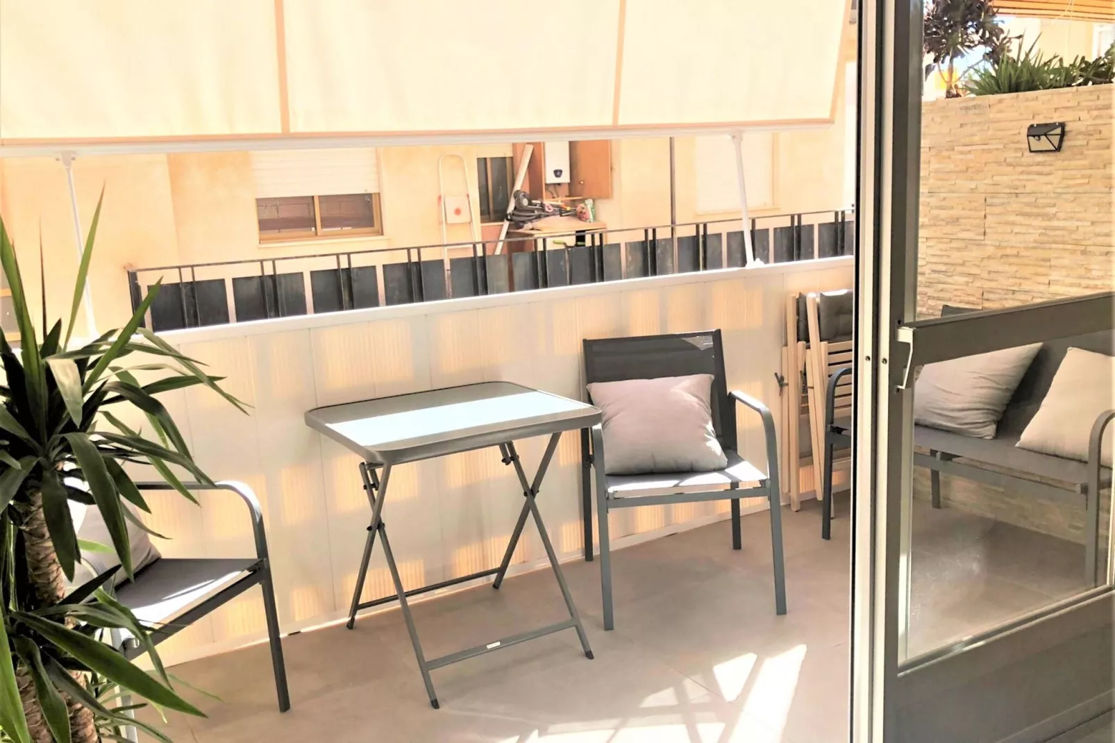 Stylish renovated apartment by Calahonda Beach-Recreatieruimte
