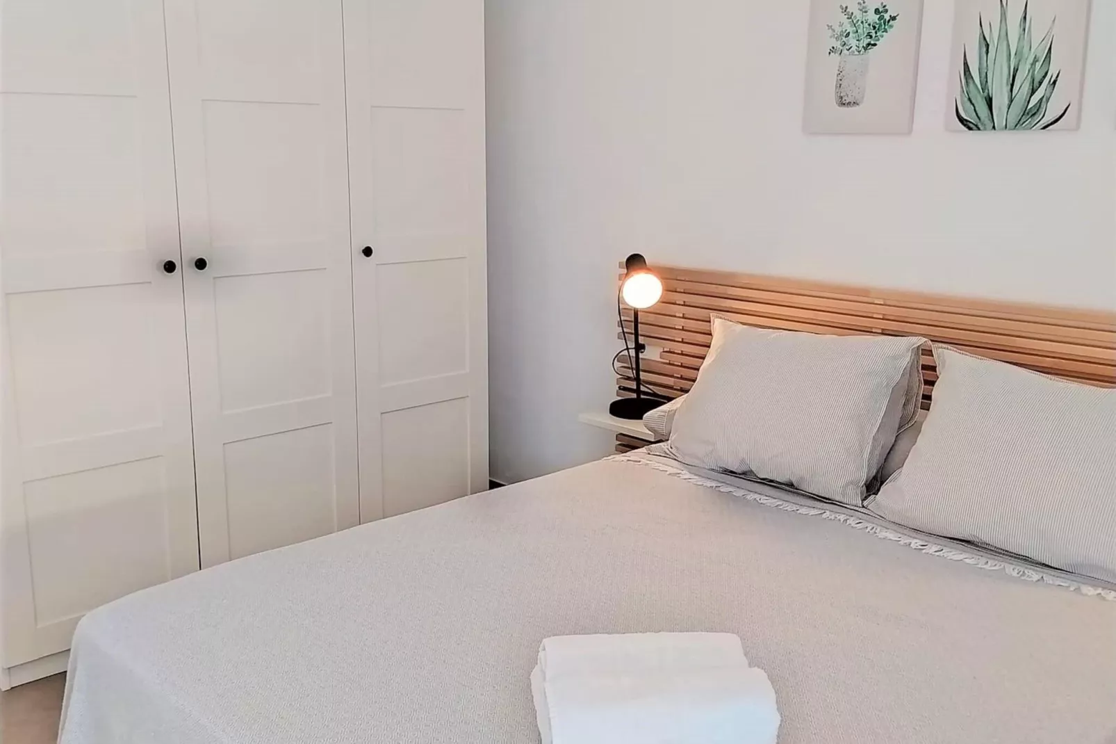Stylish renovated apartment by Calahonda Beach-Slaapkamer