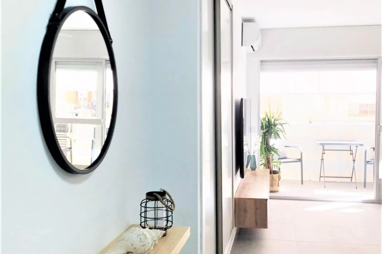 Stylish renovated apartment by Calahonda Beach-Hal-ontvangst