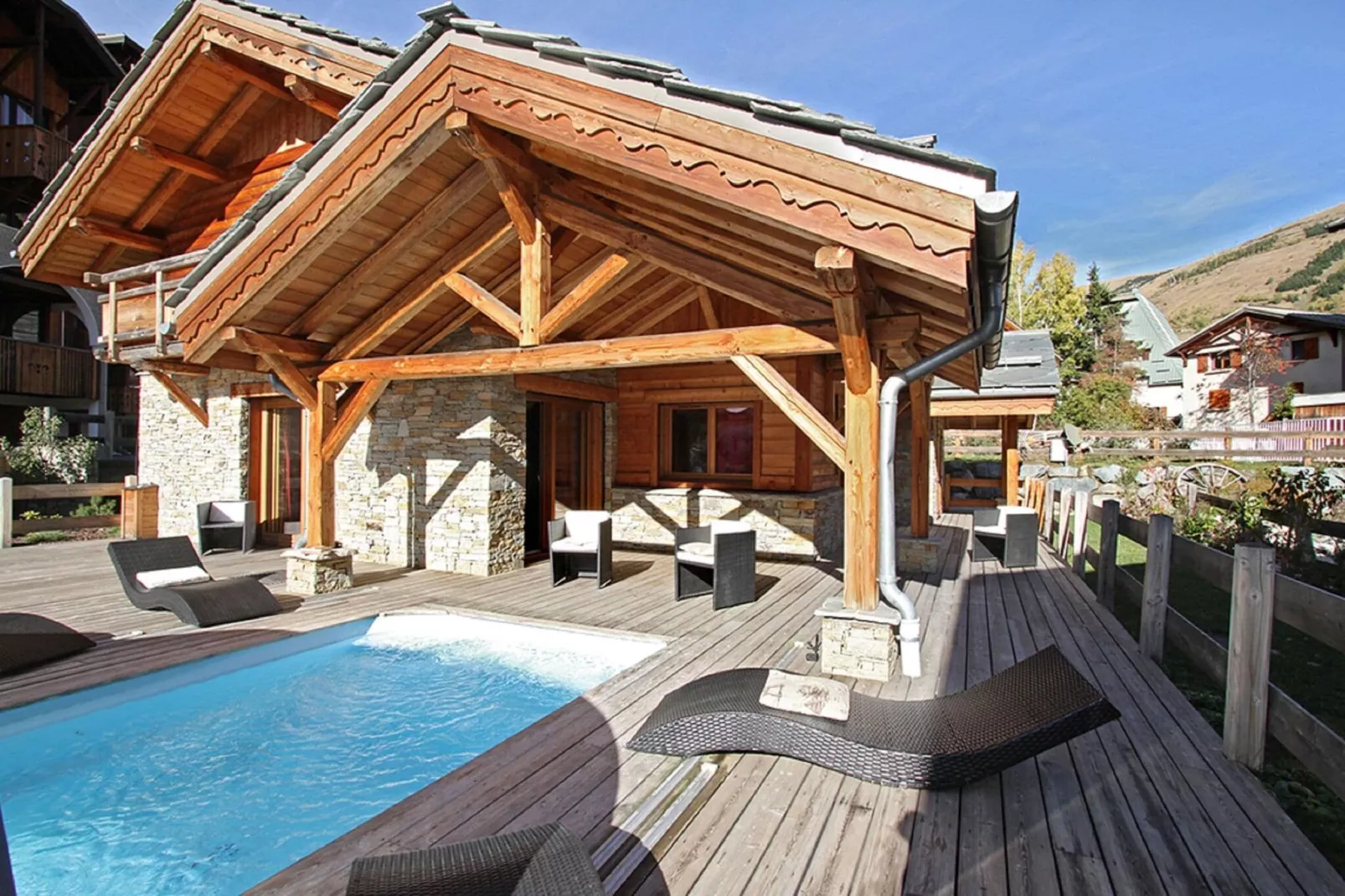 Chalet Le Prestige Lodge-Buitenkant zomer