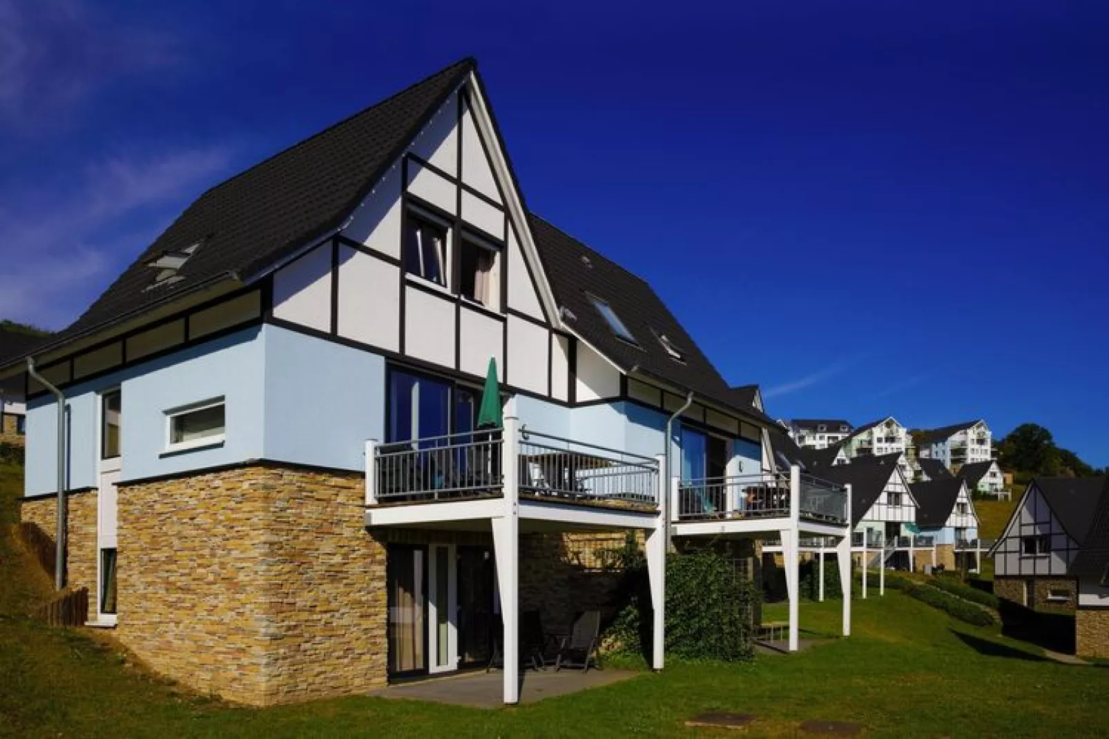 Villa Urftsee Luxe, Eifeler Tor-Buitenkant zomer