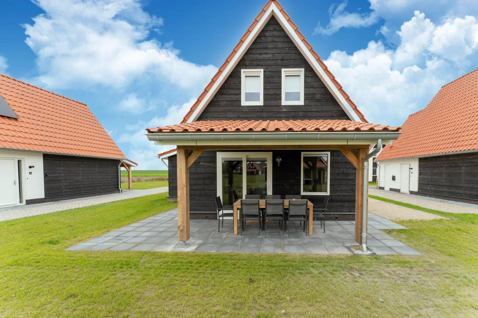 De Reiger Huis Nr 46-Buitenkant zomer