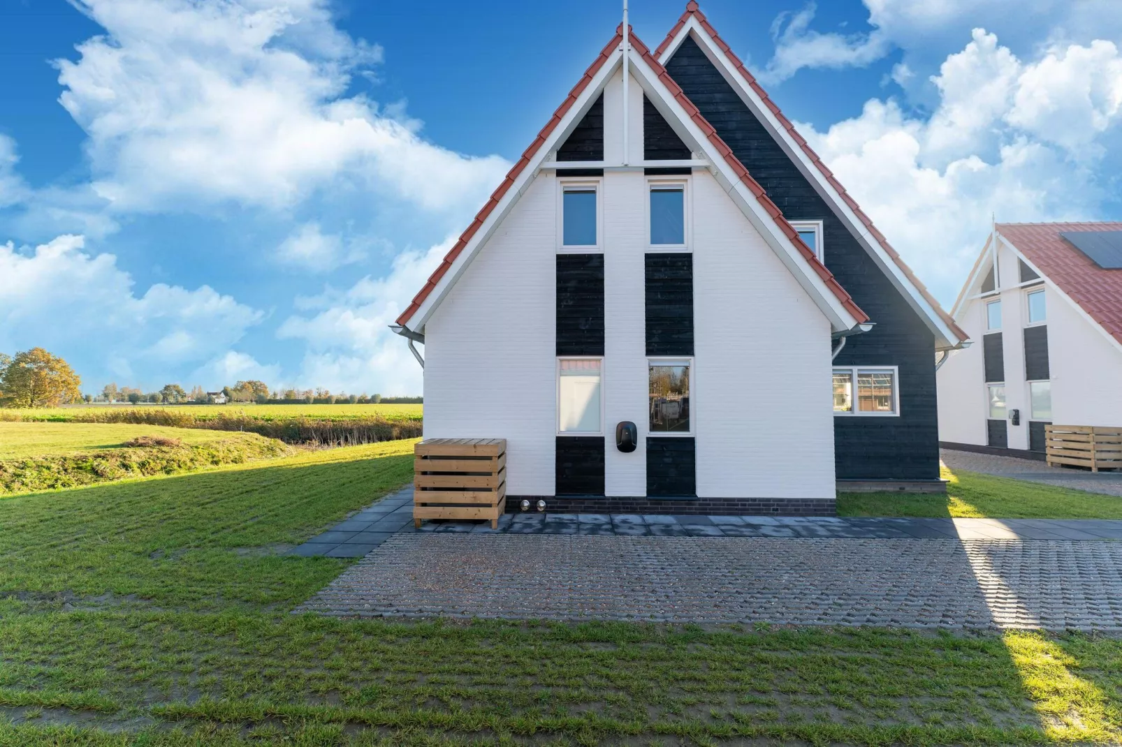 De Roodborst Huis Nr 31-Buitenkant zomer