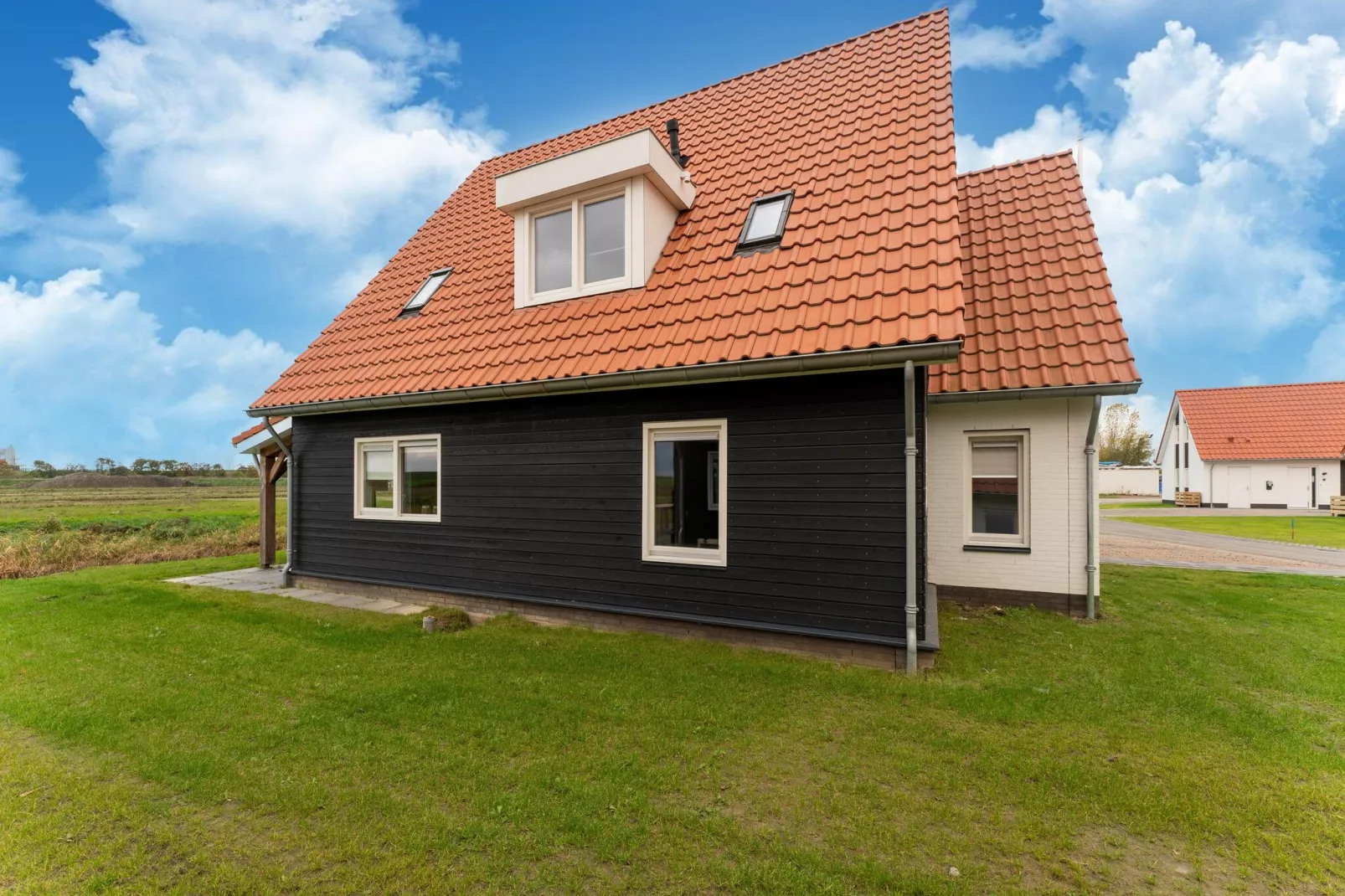 De Pimpelmees Huis Nr 52-Buitenkant zomer