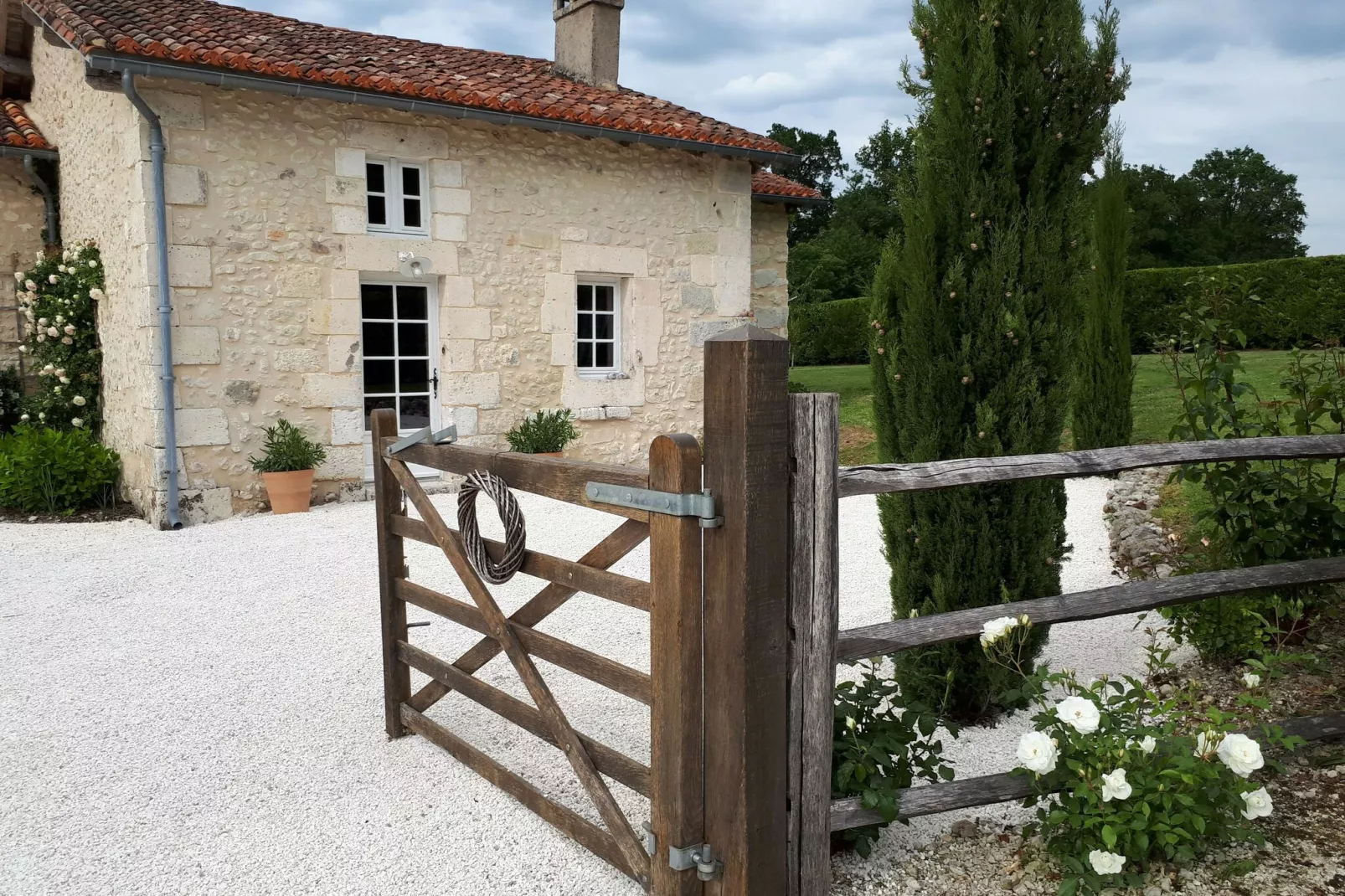 Maison de vacances Verteillac-Buitenkant zomer